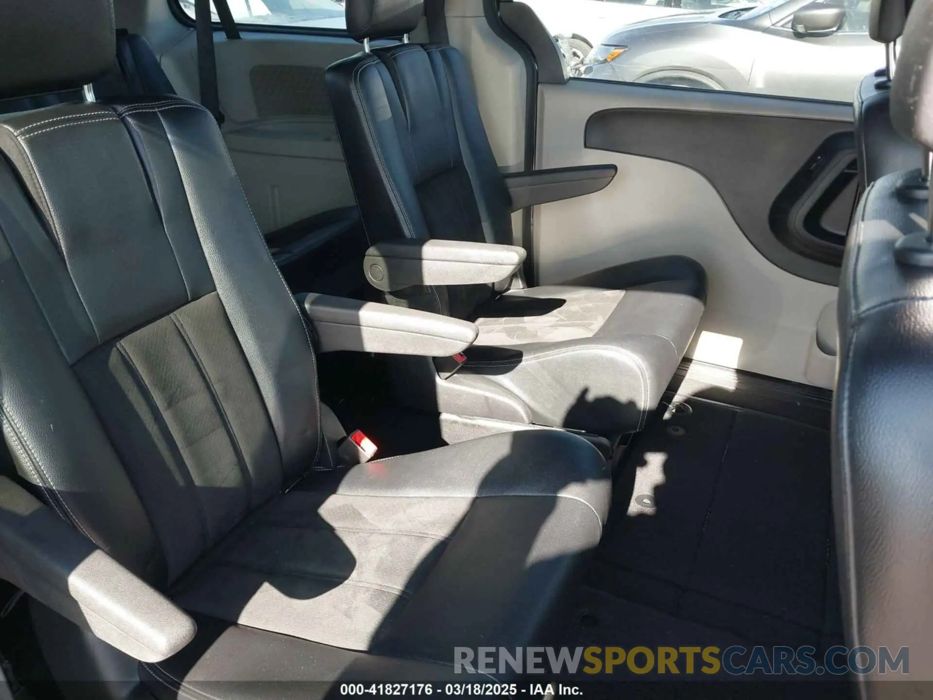8 Photograph of a damaged car 2C4RDGCG1KR712930 DODGE GRAND CARAVAN 2019