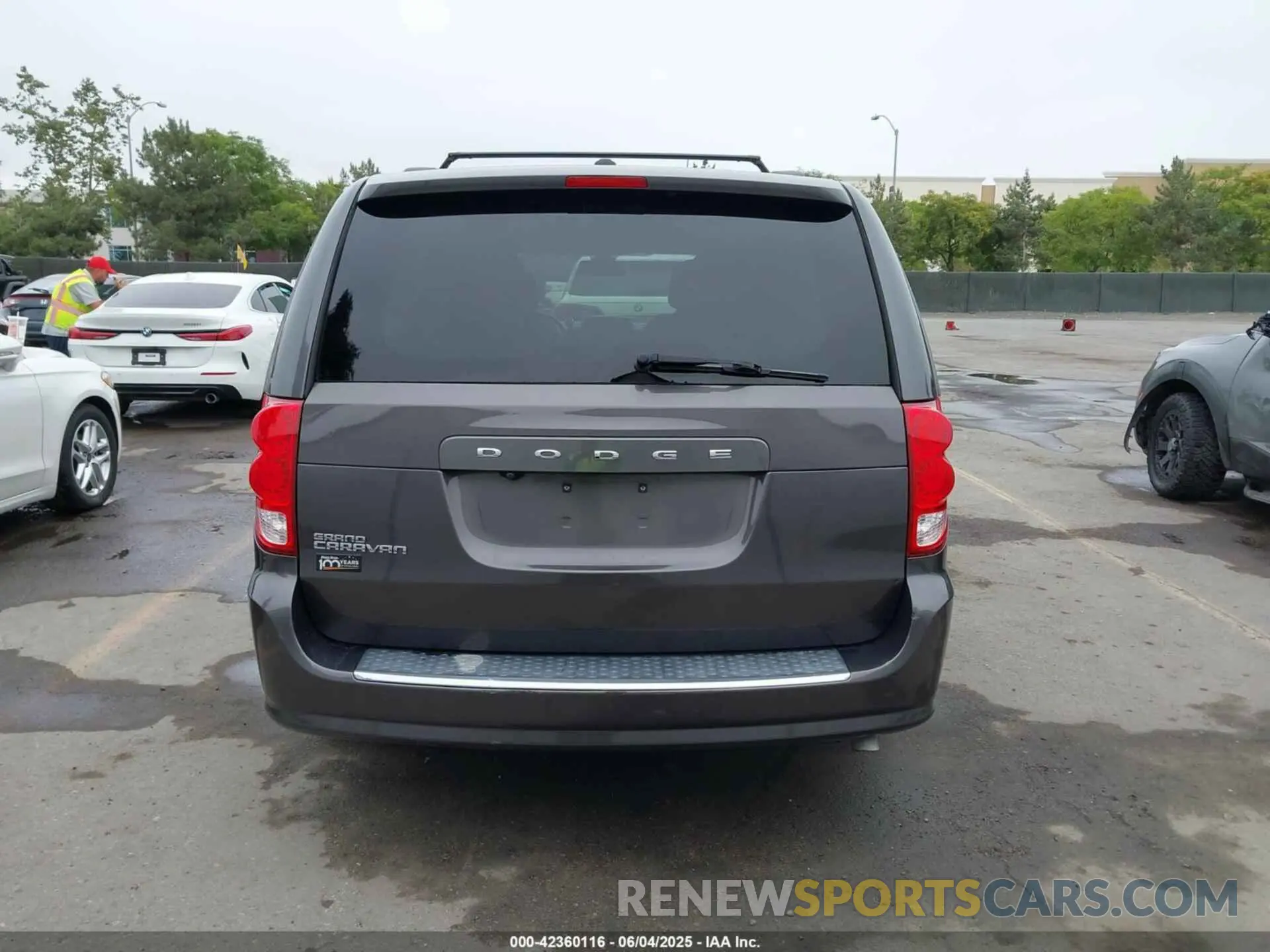16 Photograph of a damaged car 2C4RDGCG2KR699461 DODGE GRAND CARAVAN 2019