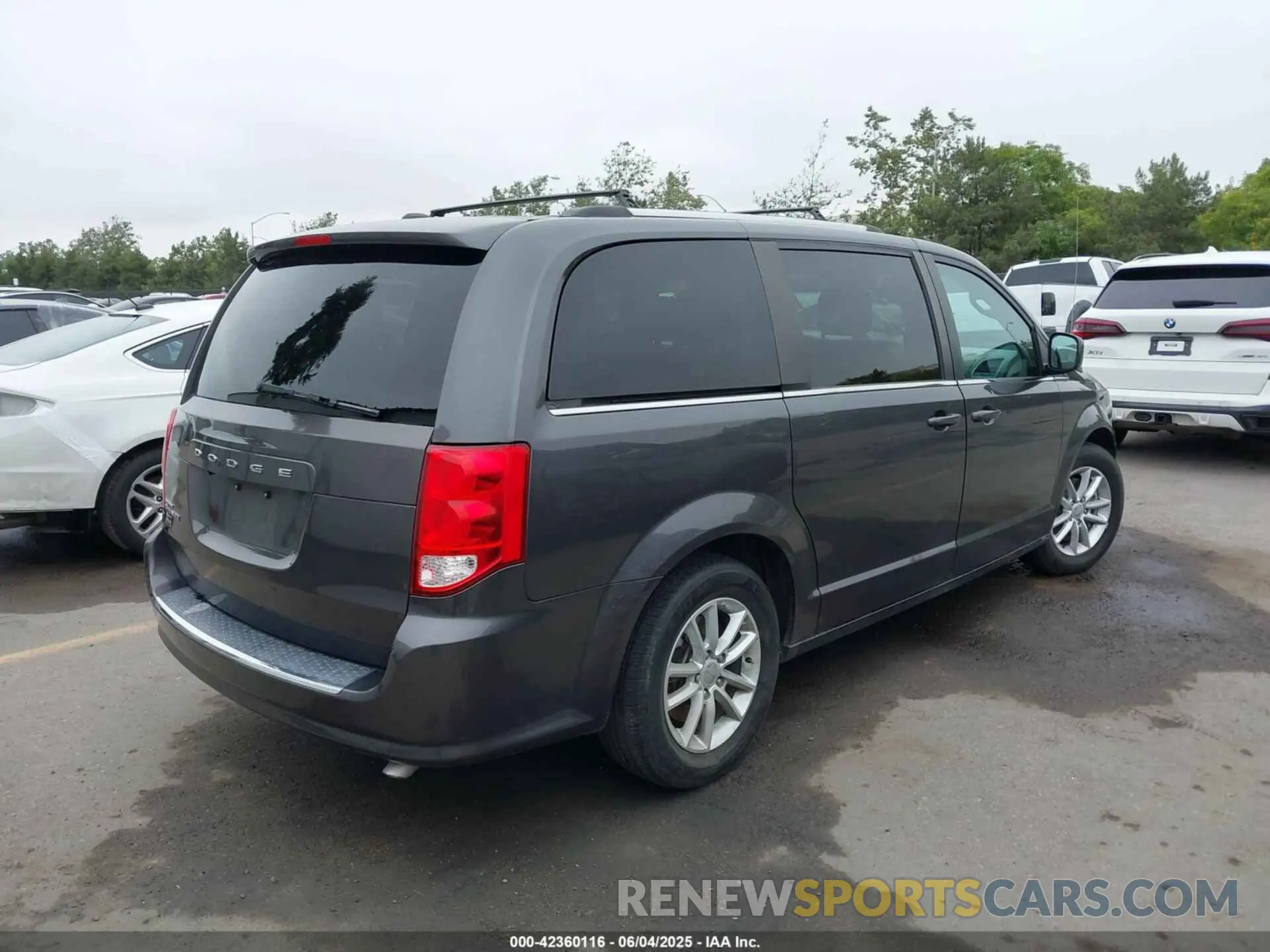 4 Photograph of a damaged car 2C4RDGCG2KR699461 DODGE GRAND CARAVAN 2019