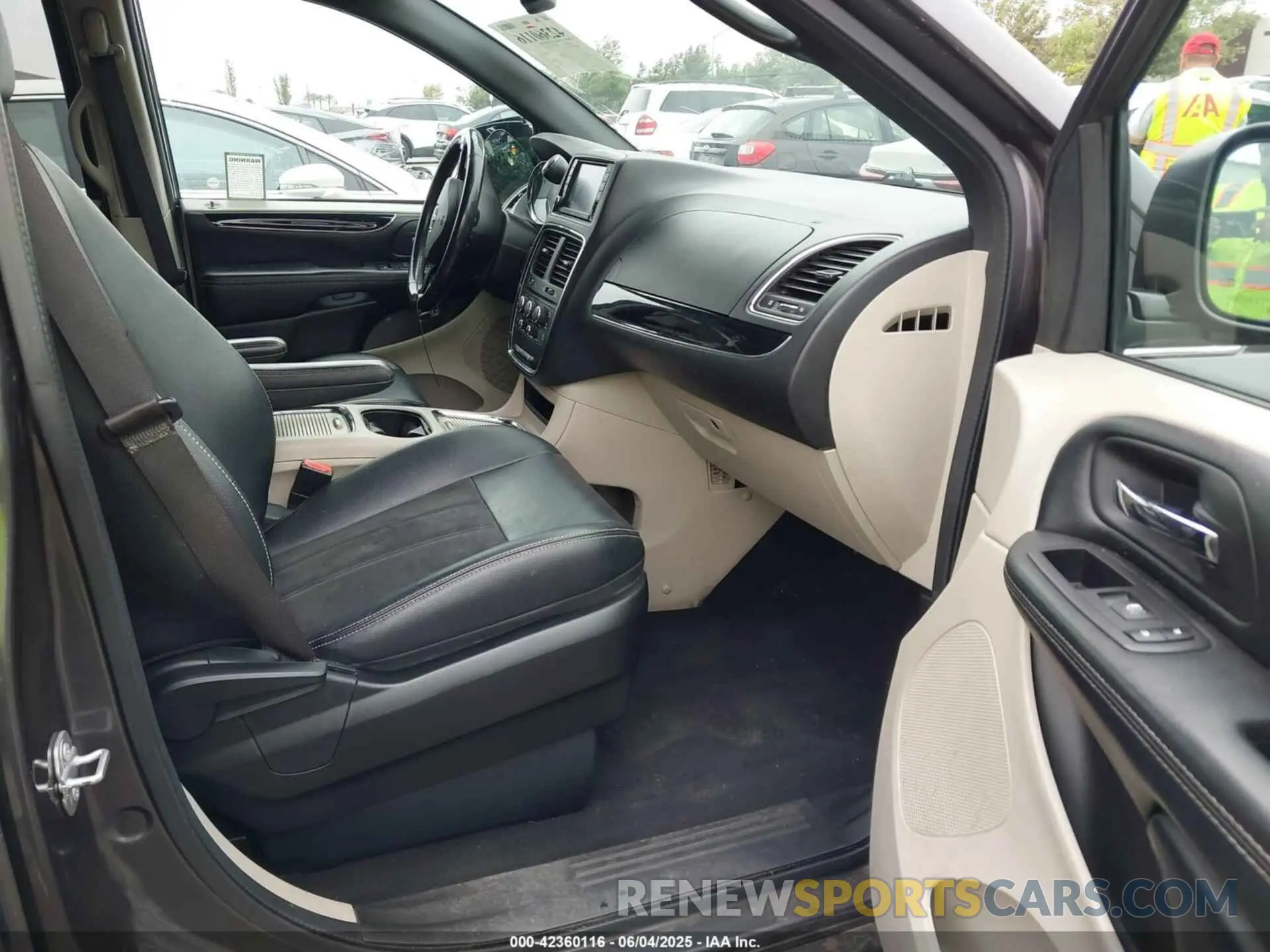 5 Photograph of a damaged car 2C4RDGCG2KR699461 DODGE GRAND CARAVAN 2019