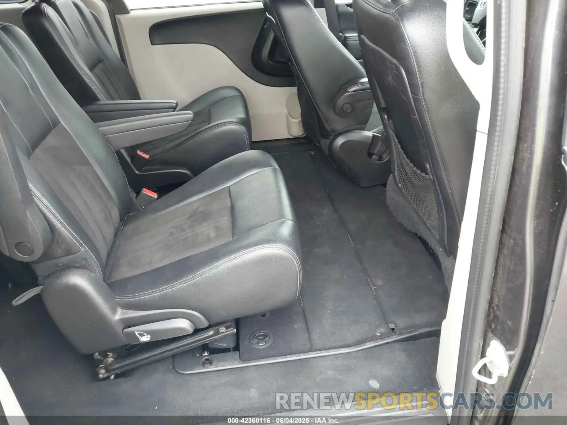 8 Photograph of a damaged car 2C4RDGCG2KR699461 DODGE GRAND CARAVAN 2019