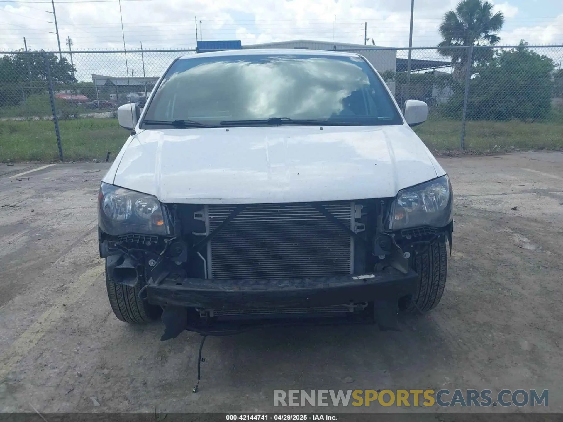 13 Photograph of a damaged car 2C4RDGCG2KR723127 DODGE GRAND CARAVAN 2019