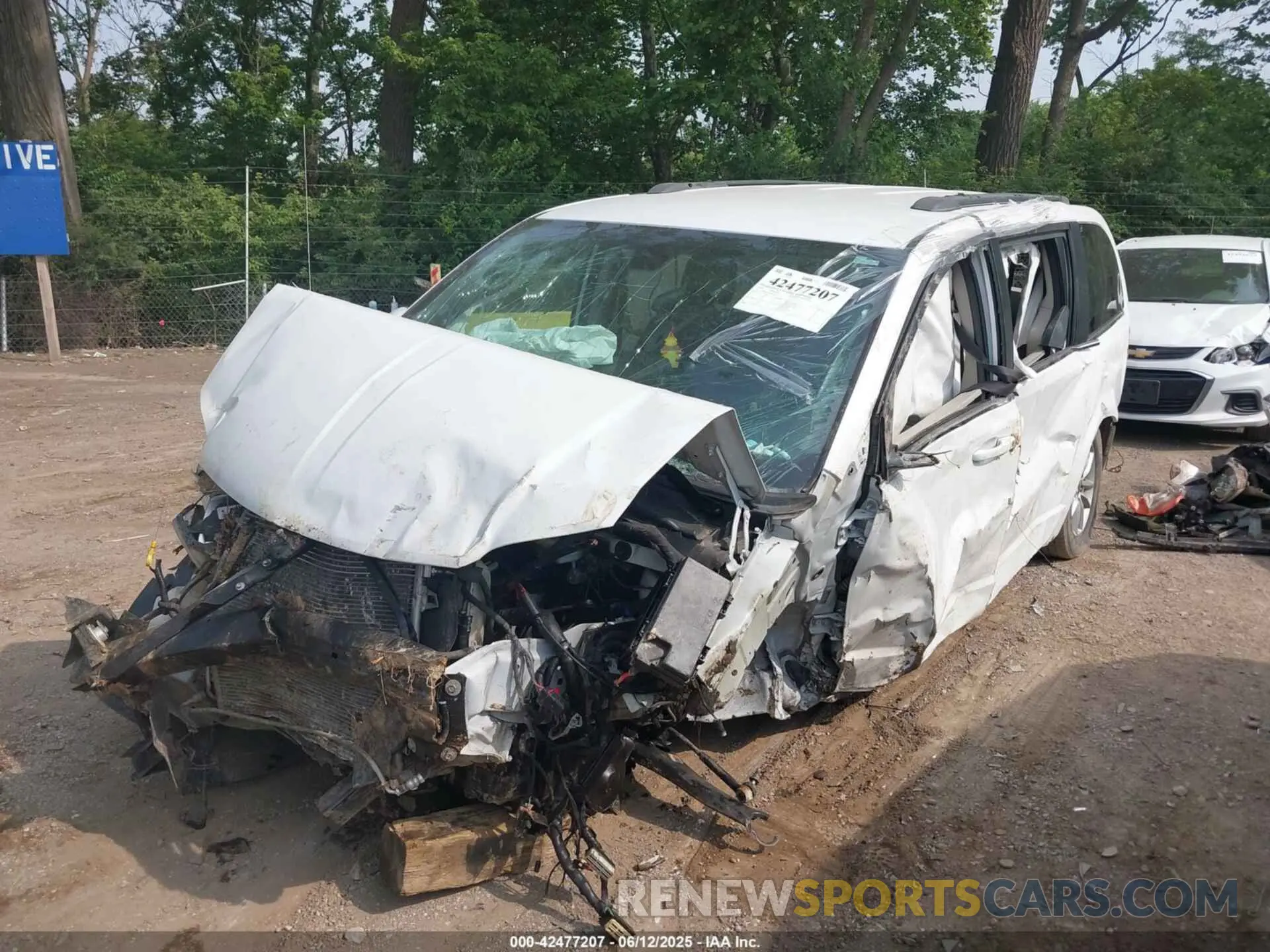 2 Photograph of a damaged car 2C4RDGCG2KR726173 DODGE GRAND CARAVAN 2019