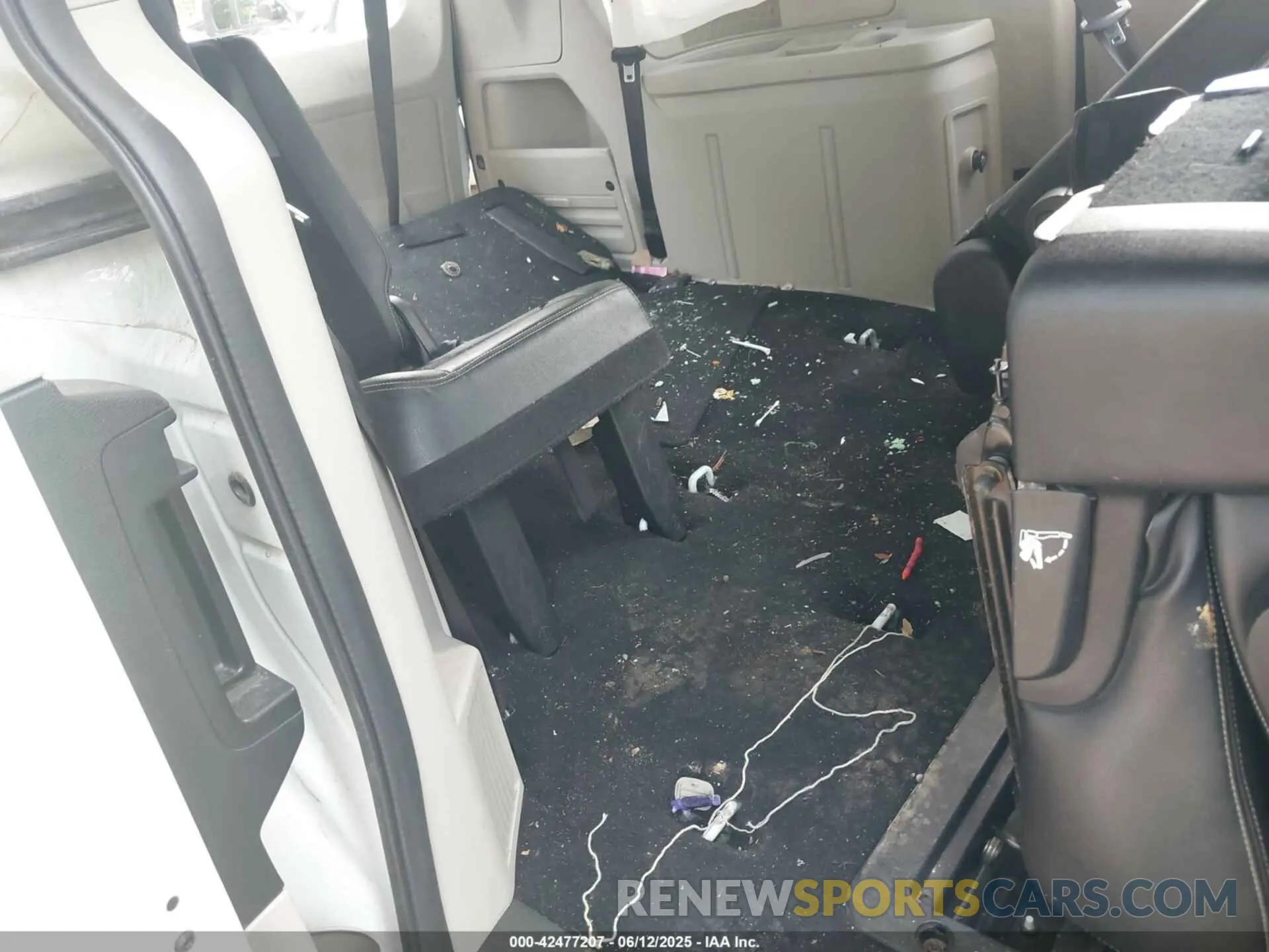 8 Photograph of a damaged car 2C4RDGCG2KR726173 DODGE GRAND CARAVAN 2019