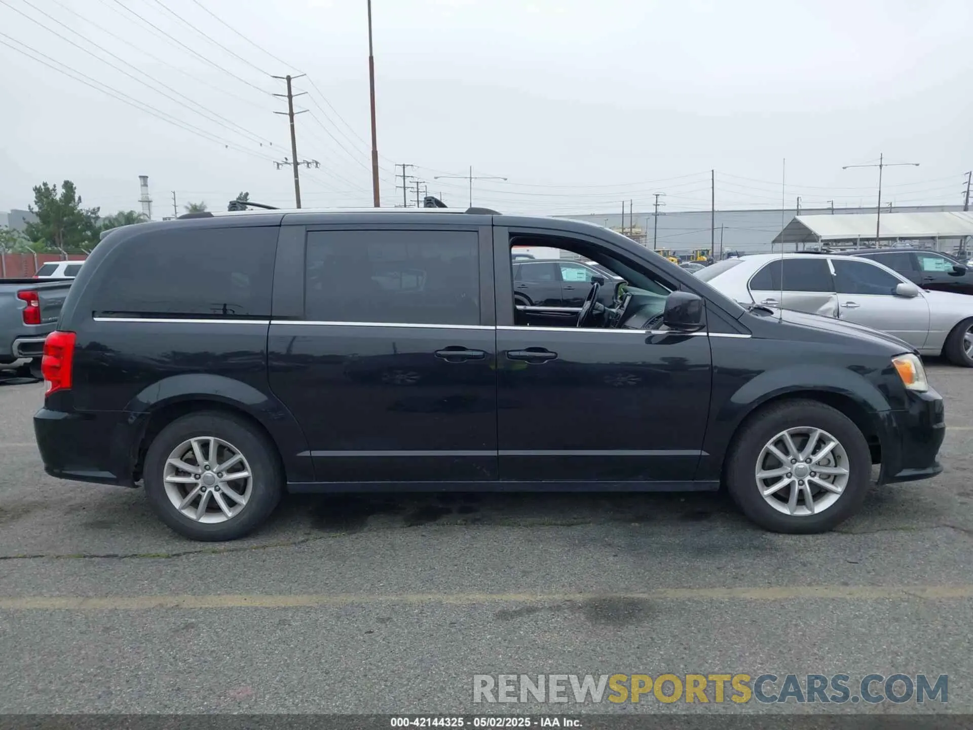 13 Photograph of a damaged car 2C4RDGCG2KR750733 DODGE GRAND CARAVAN 2019
