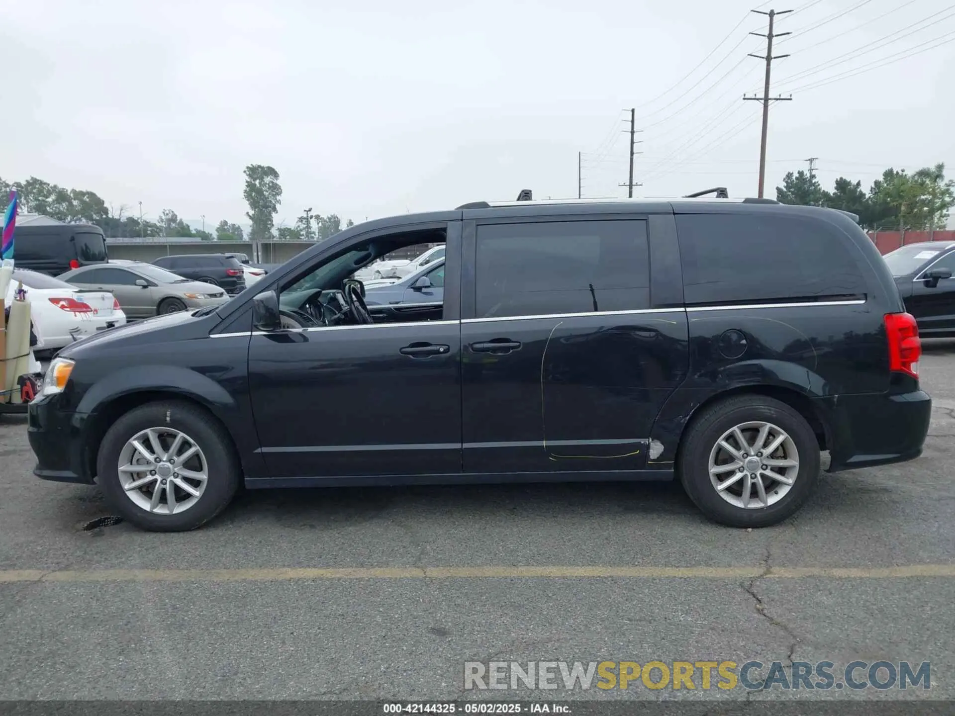 14 Photograph of a damaged car 2C4RDGCG2KR750733 DODGE GRAND CARAVAN 2019