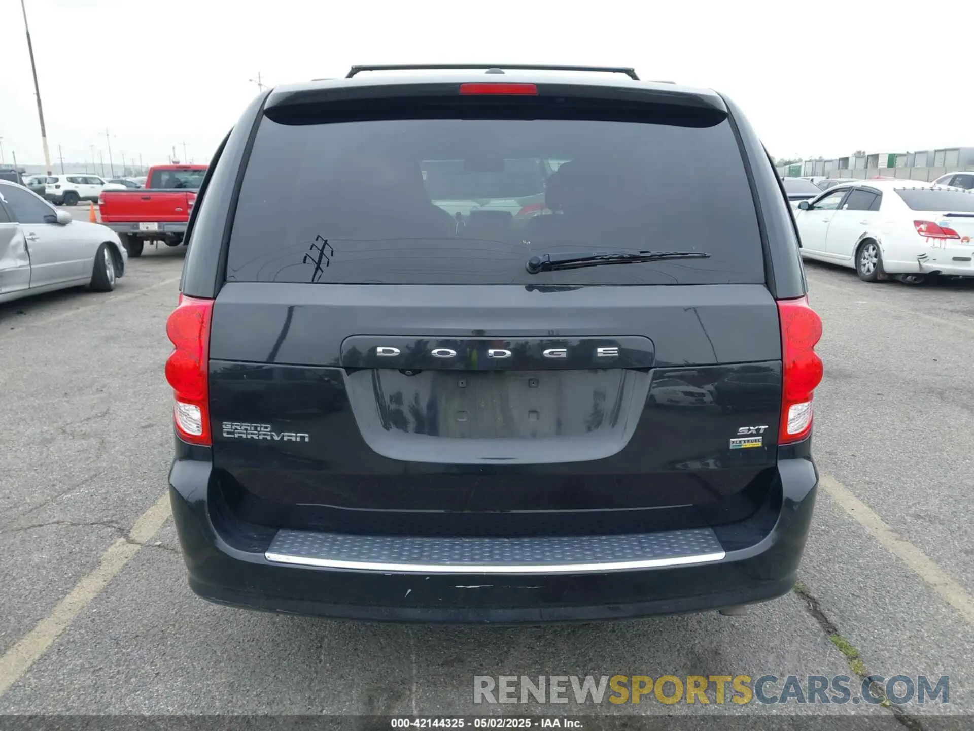 16 Photograph of a damaged car 2C4RDGCG2KR750733 DODGE GRAND CARAVAN 2019