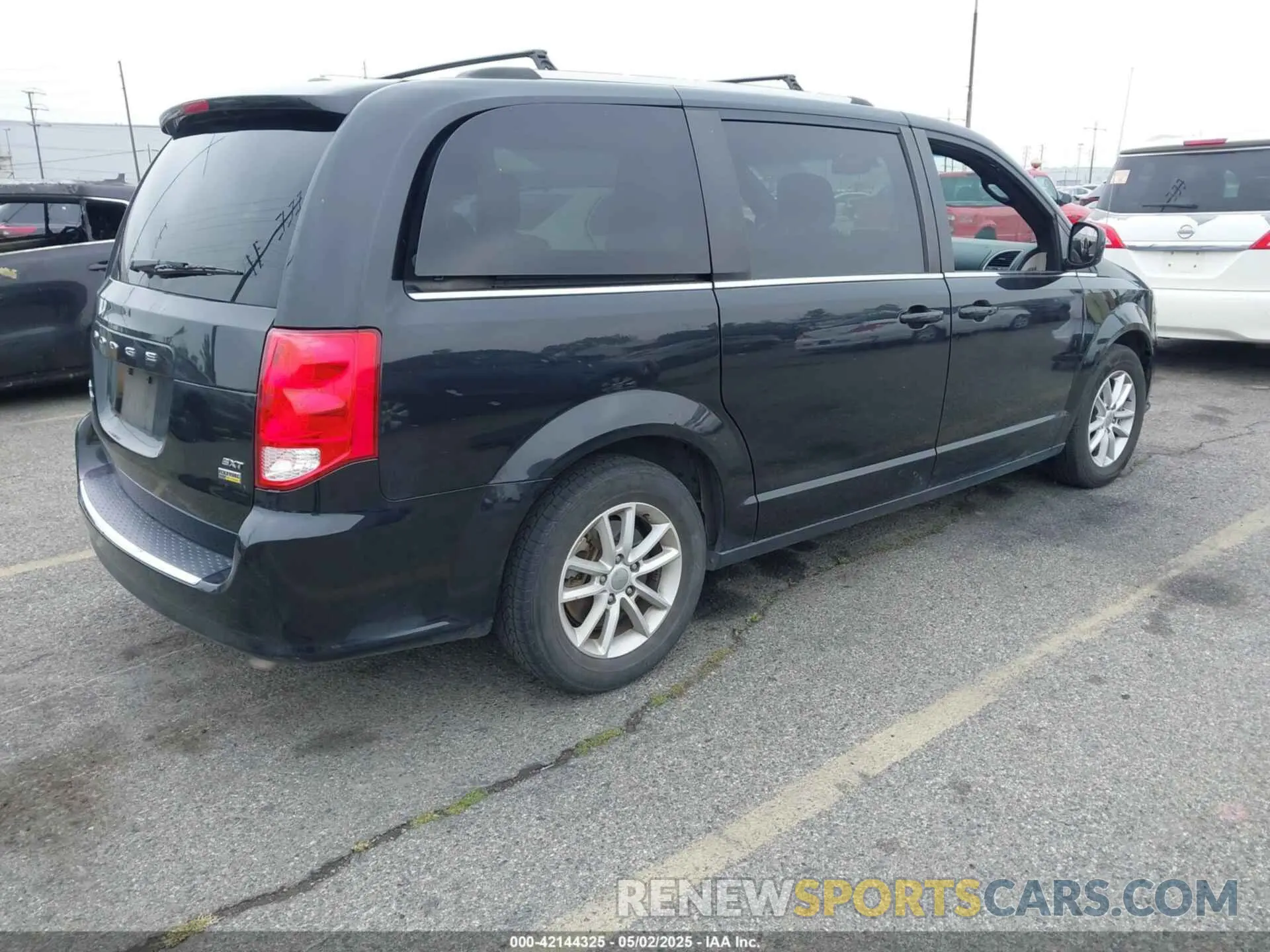 4 Photograph of a damaged car 2C4RDGCG2KR750733 DODGE GRAND CARAVAN 2019