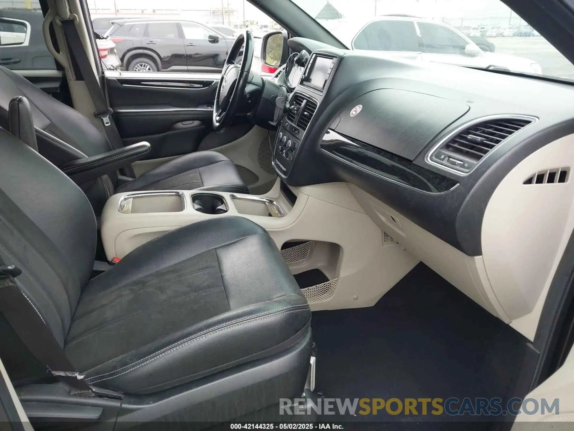 5 Photograph of a damaged car 2C4RDGCG2KR750733 DODGE GRAND CARAVAN 2019