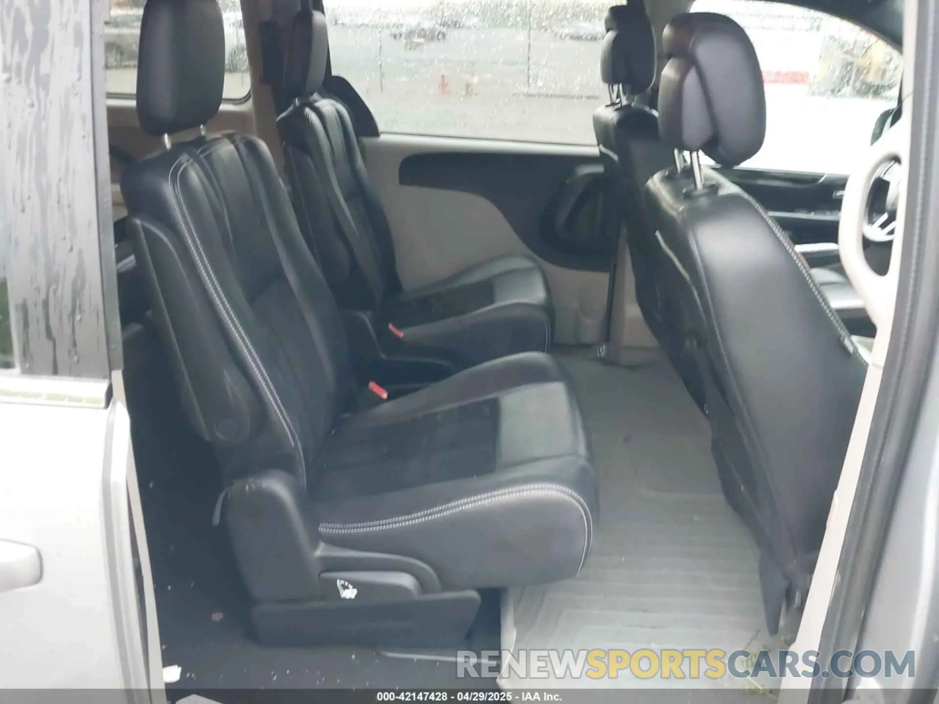 8 Photograph of a damaged car 2C4RDGCG3KR513667 DODGE GRAND CARAVAN 2019