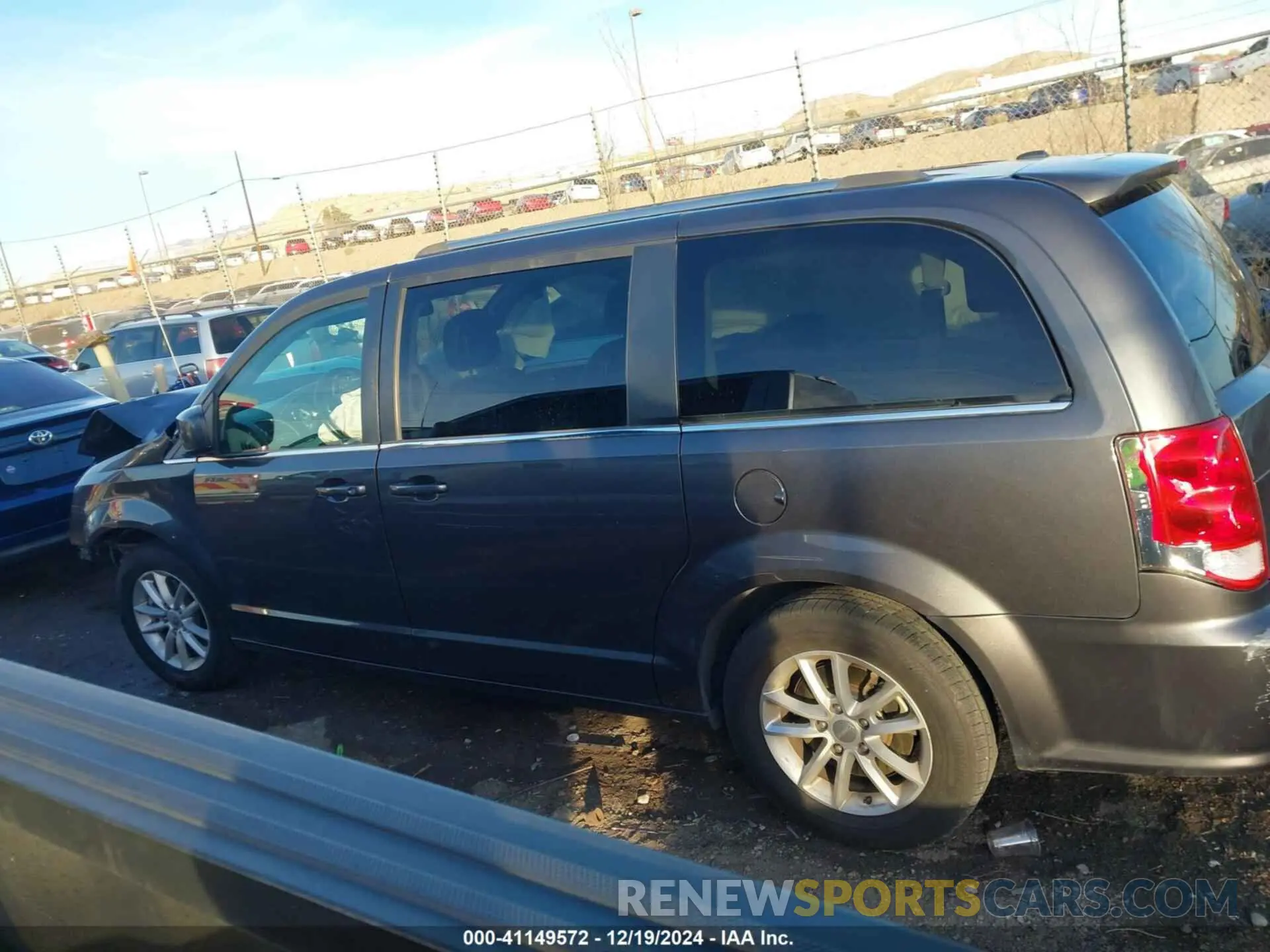 14 Photograph of a damaged car 2C4RDGCG3KR514530 DODGE GRAND CARAVAN 2019