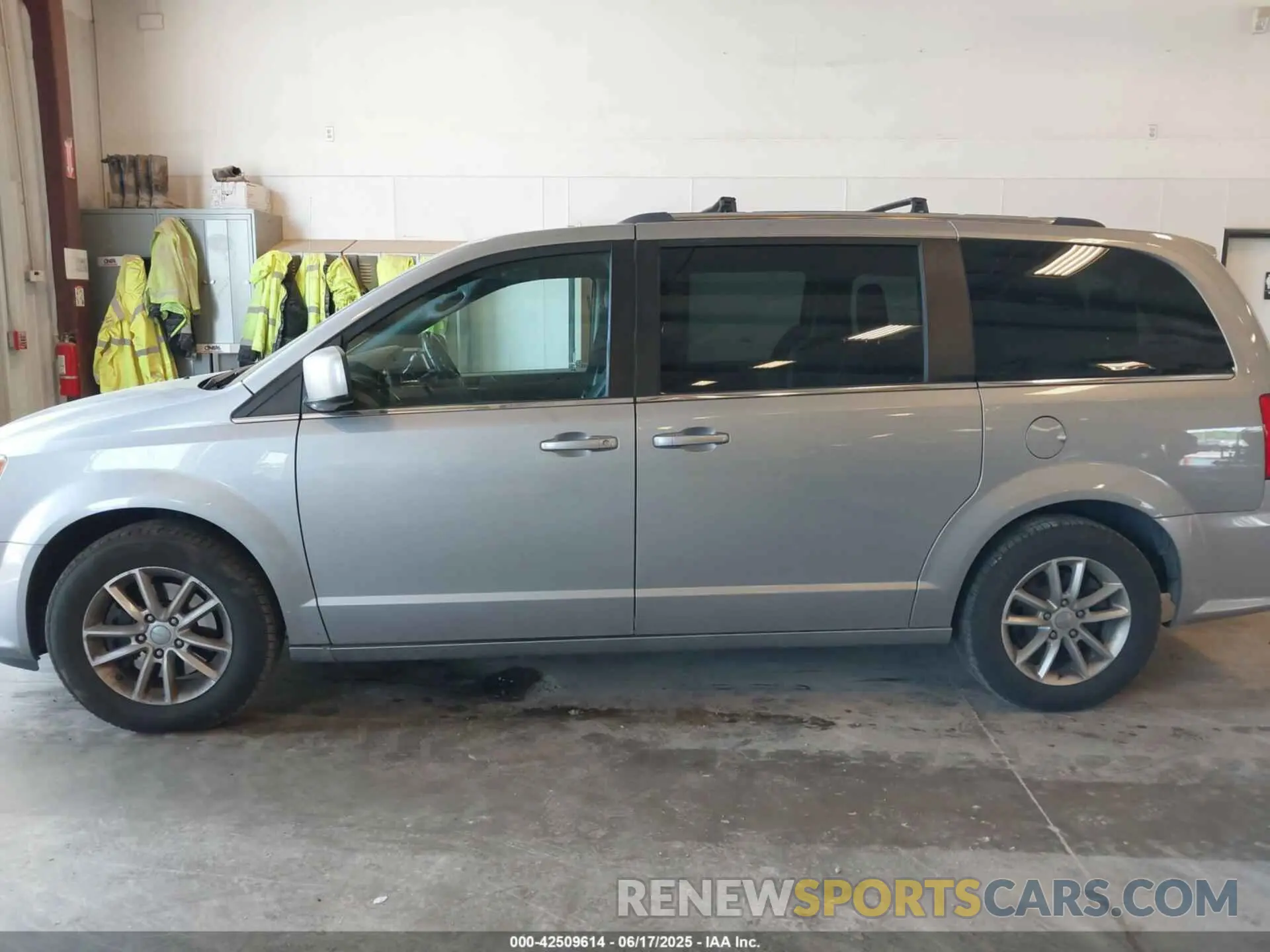 14 Photograph of a damaged car 2C4RDGCG3KR566224 DODGE GRAND CARAVAN 2019