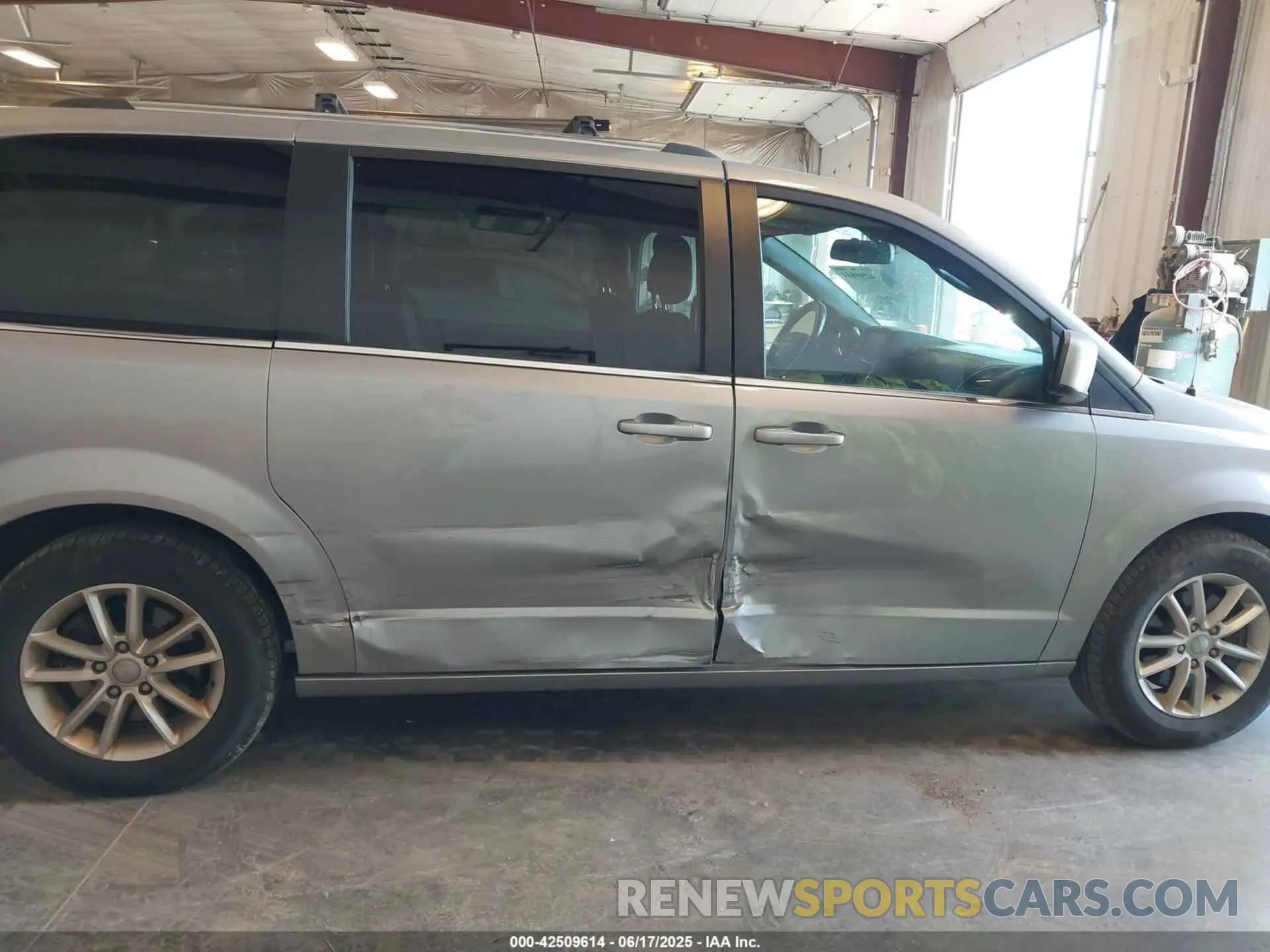 6 Photograph of a damaged car 2C4RDGCG3KR566224 DODGE GRAND CARAVAN 2019