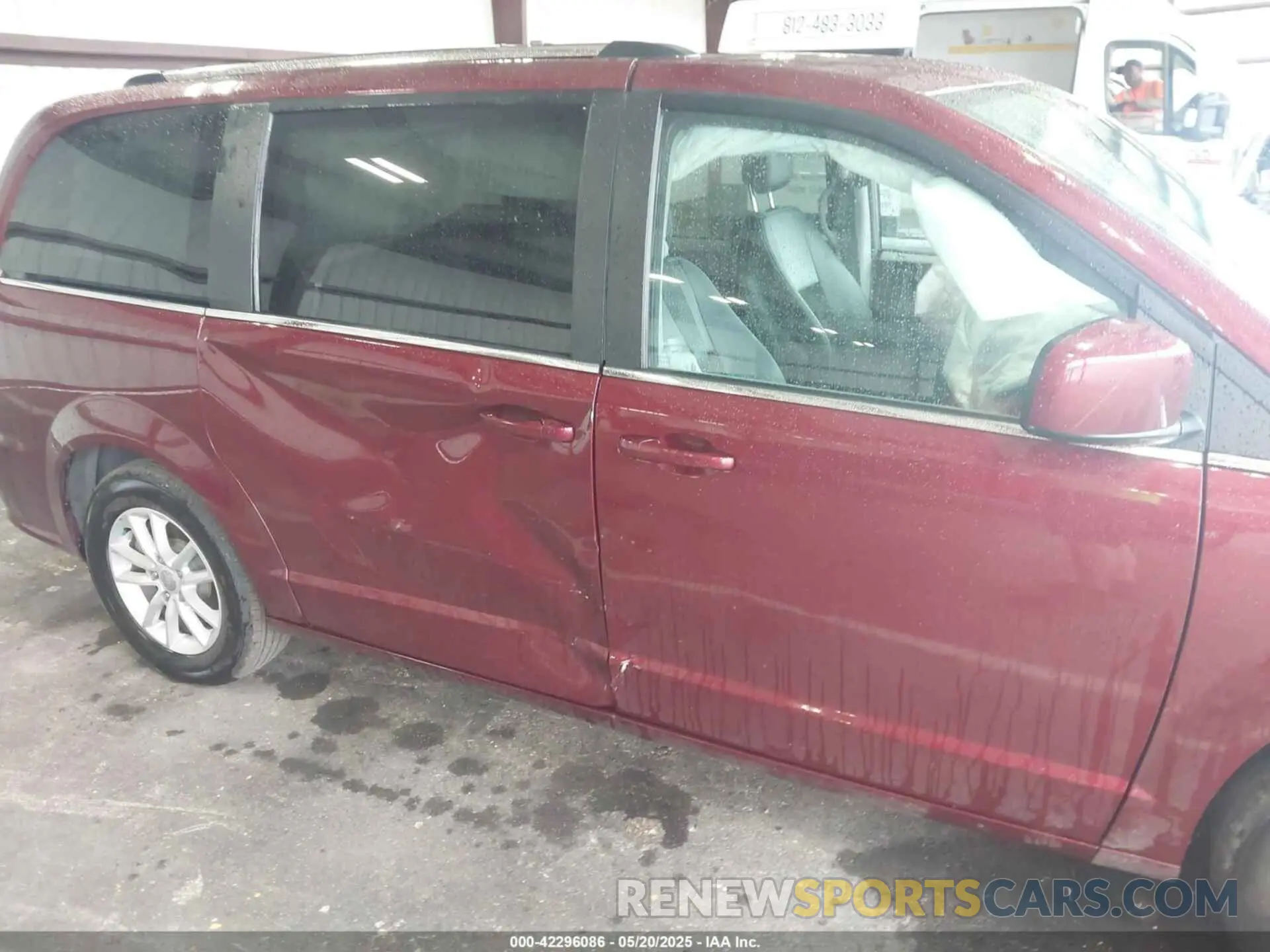 18 Photograph of a damaged car 2C4RDGCG3KR586215 DODGE GRAND CARAVAN 2019