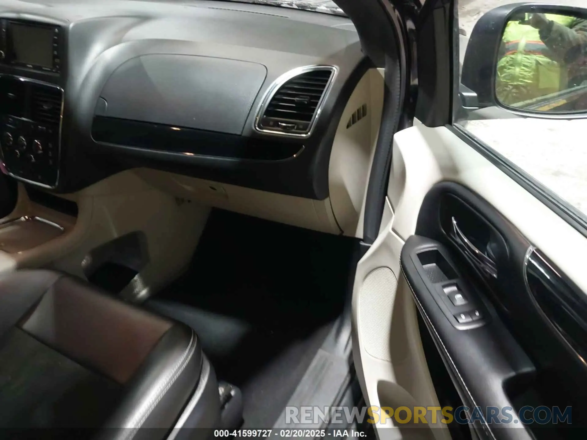 5 Photograph of a damaged car 2C4RDGCG3KR621514 DODGE GRAND CARAVAN 2019