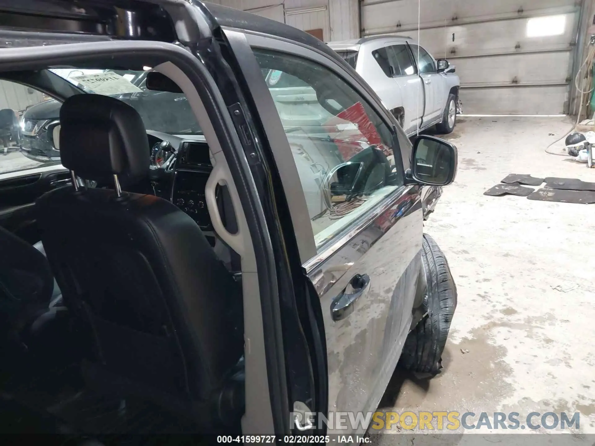 8 Photograph of a damaged car 2C4RDGCG3KR621514 DODGE GRAND CARAVAN 2019
