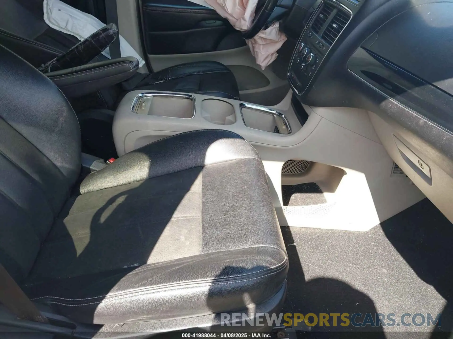 5 Photograph of a damaged car 2C4RDGCG3KR661558 DODGE GRAND CARAVAN 2019