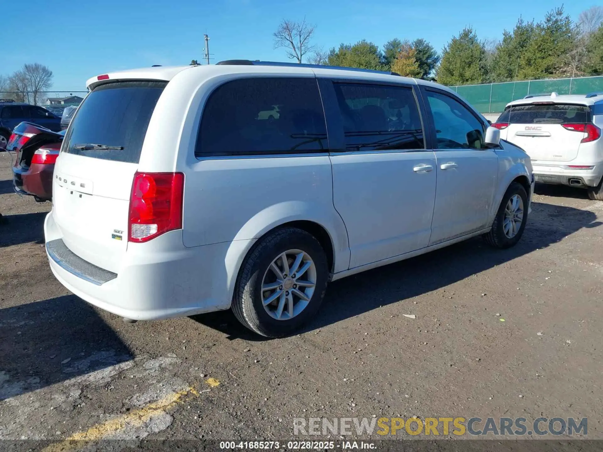 4 Photograph of a damaged car 2C4RDGCG3KR752667 DODGE GRAND CARAVAN 2019