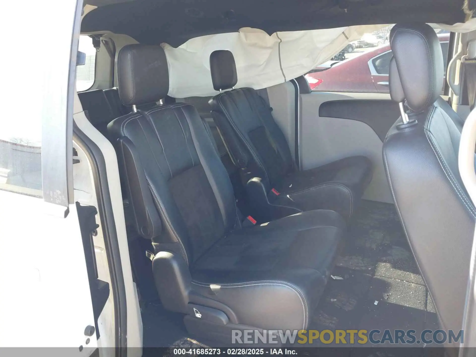 8 Photograph of a damaged car 2C4RDGCG3KR752667 DODGE GRAND CARAVAN 2019