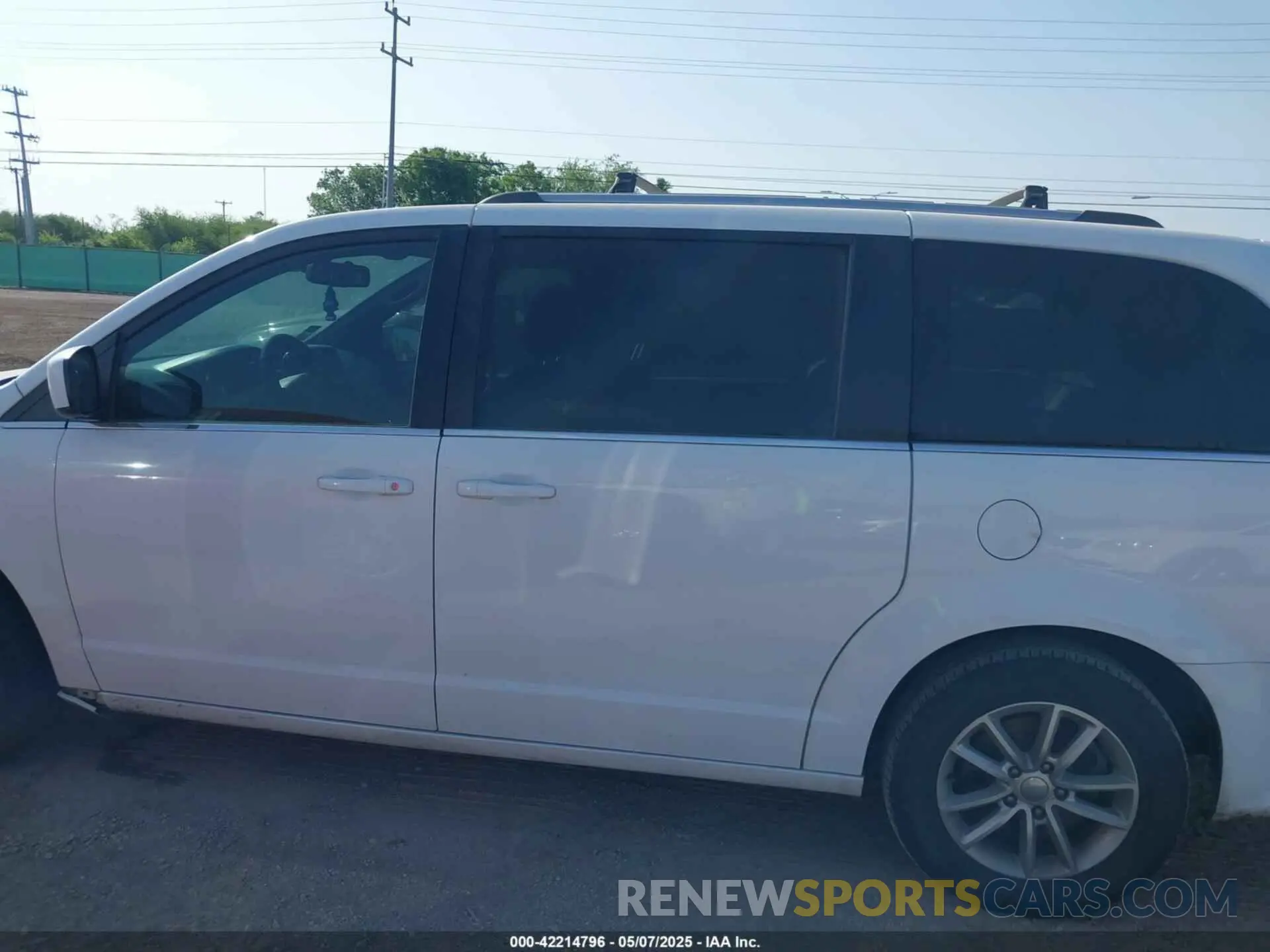 14 Photograph of a damaged car 2C4RDGCG4KR717670 DODGE GRAND CARAVAN 2019
