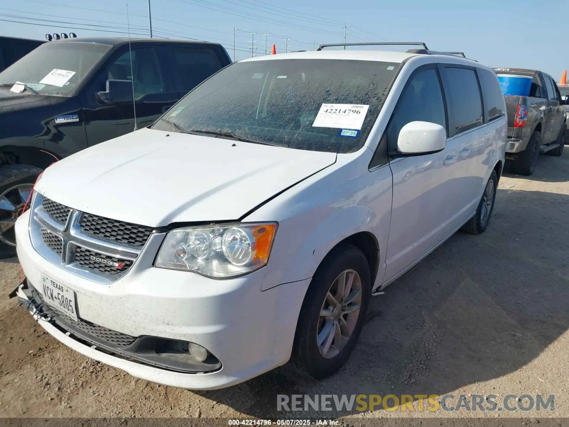 2 Photograph of a damaged car 2C4RDGCG4KR717670 DODGE GRAND CARAVAN 2019