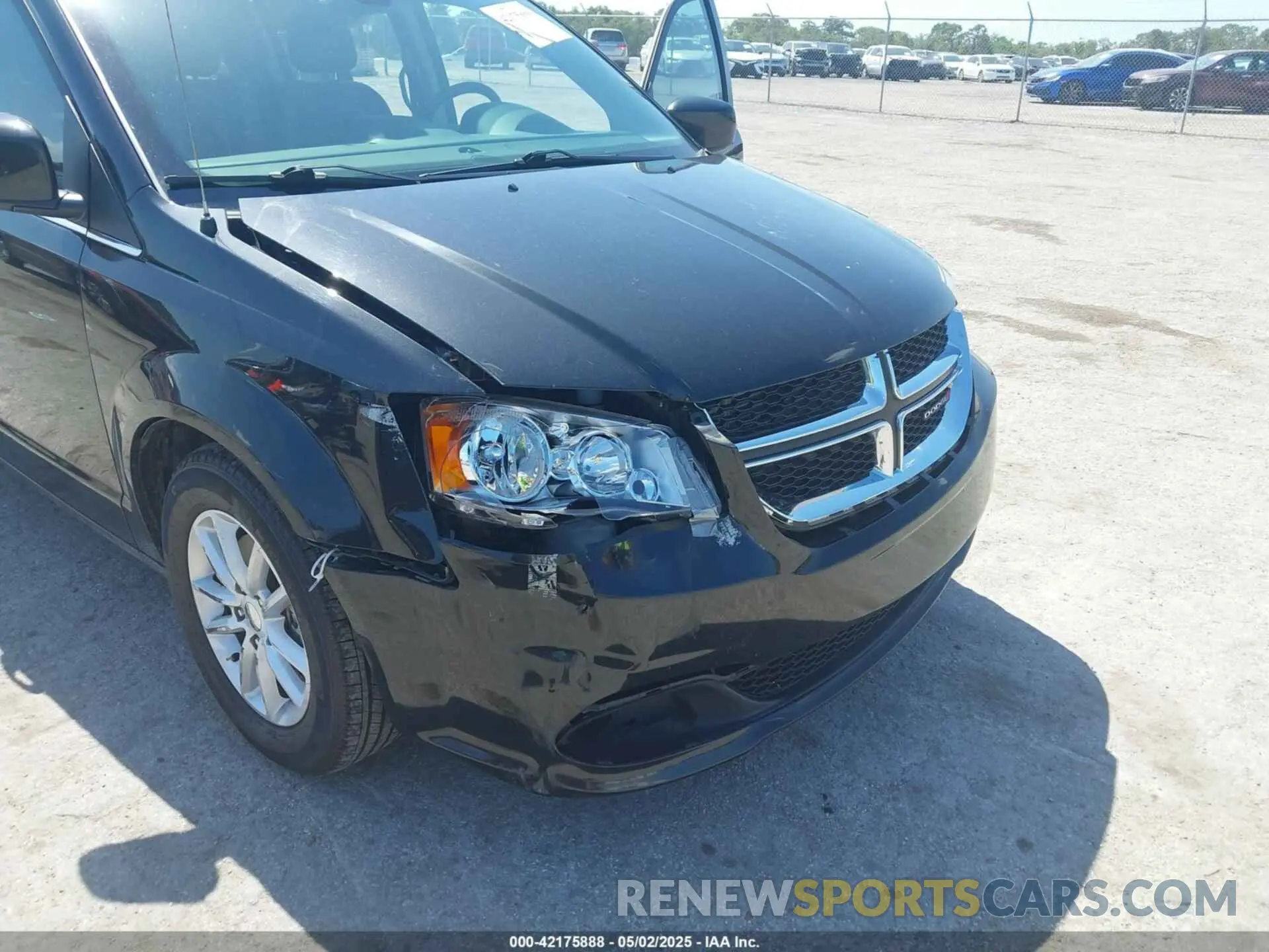 6 Photograph of a damaged car 2C4RDGCG5KR739144 DODGE GRAND CARAVAN 2019
