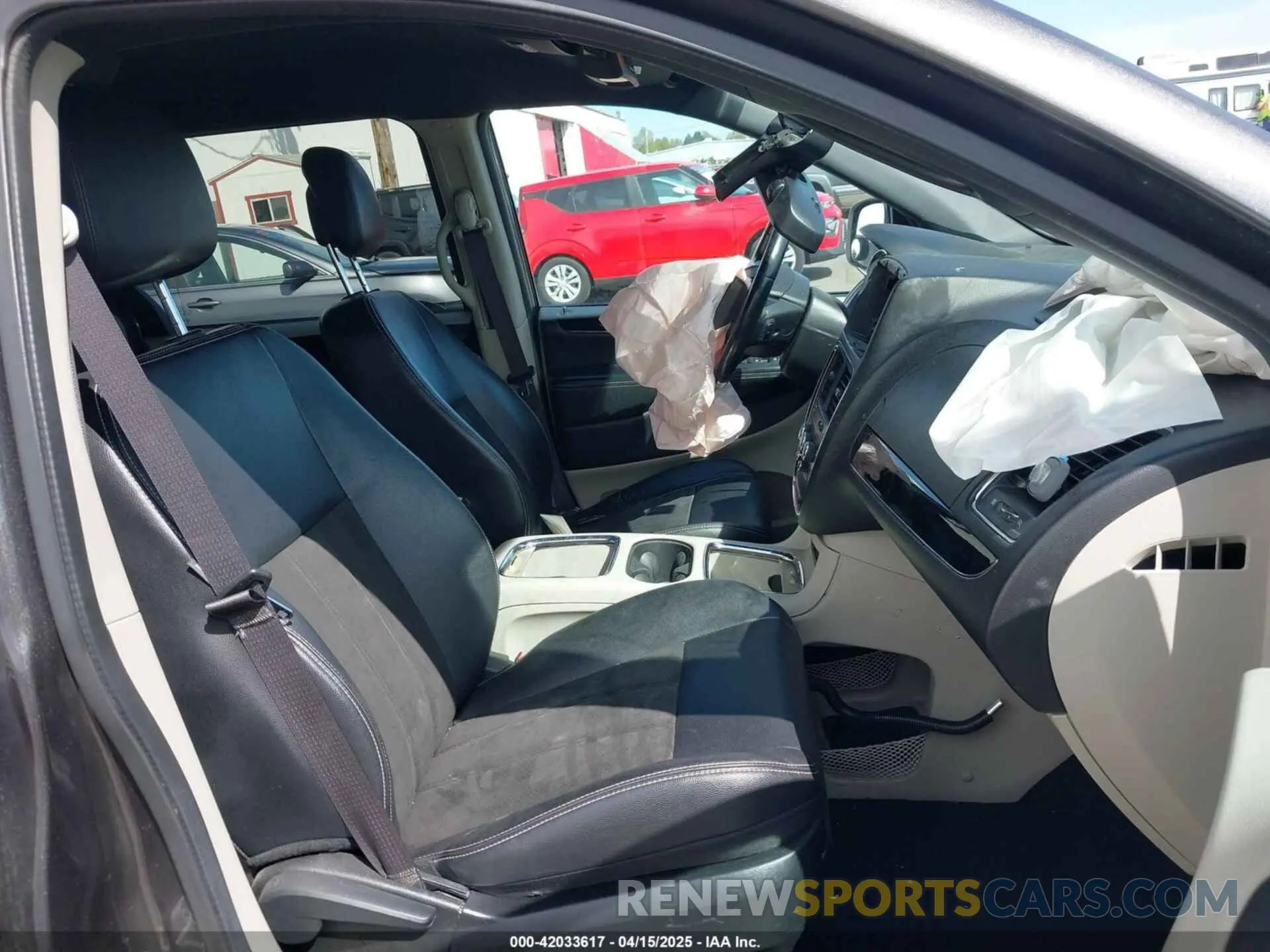 5 Photograph of a damaged car 2C4RDGCG5KR758602 DODGE GRAND CARAVAN 2019