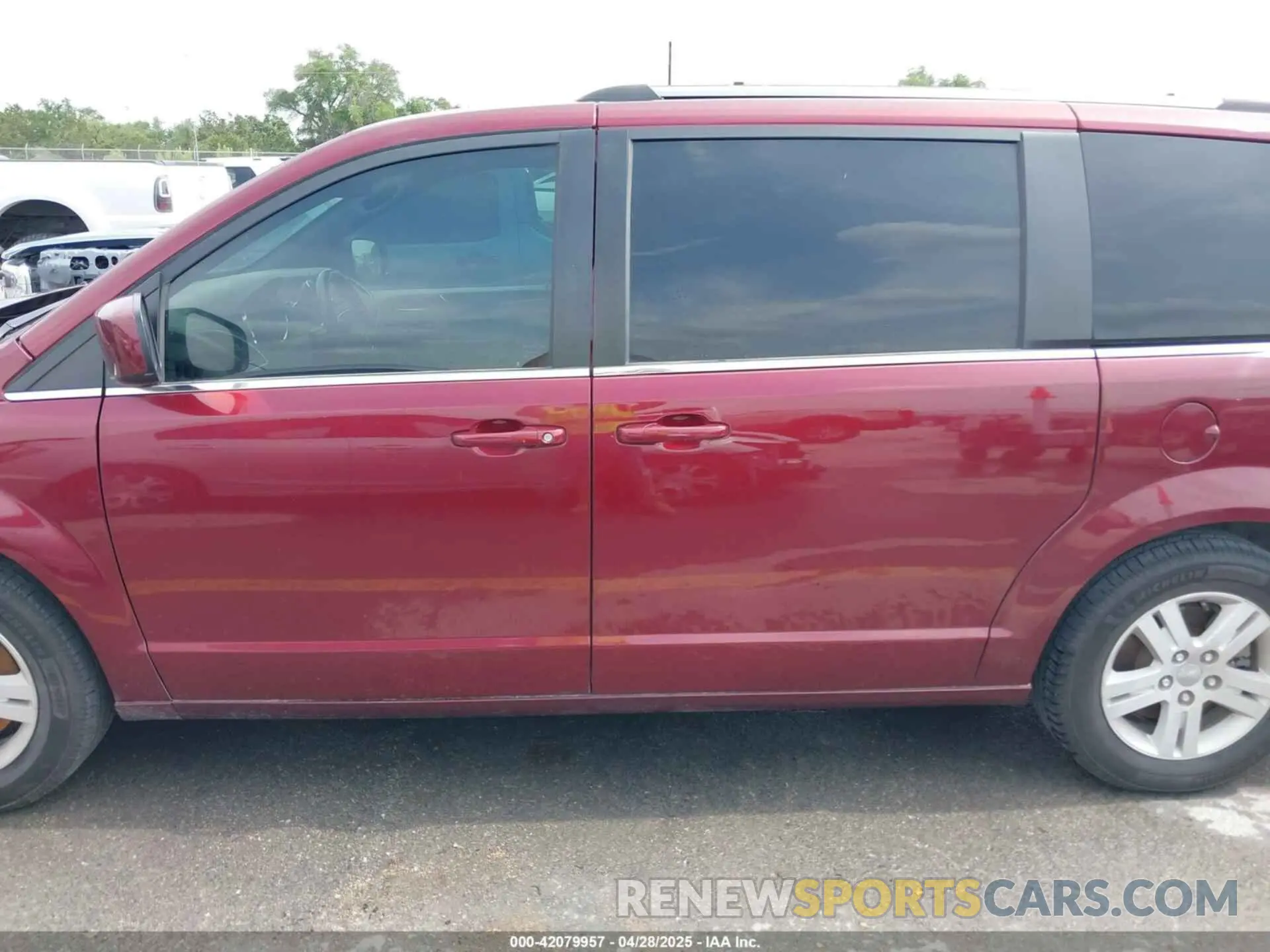 15 Photograph of a damaged car 2C4RDGCG5KR775674 DODGE GRAND CARAVAN 2019