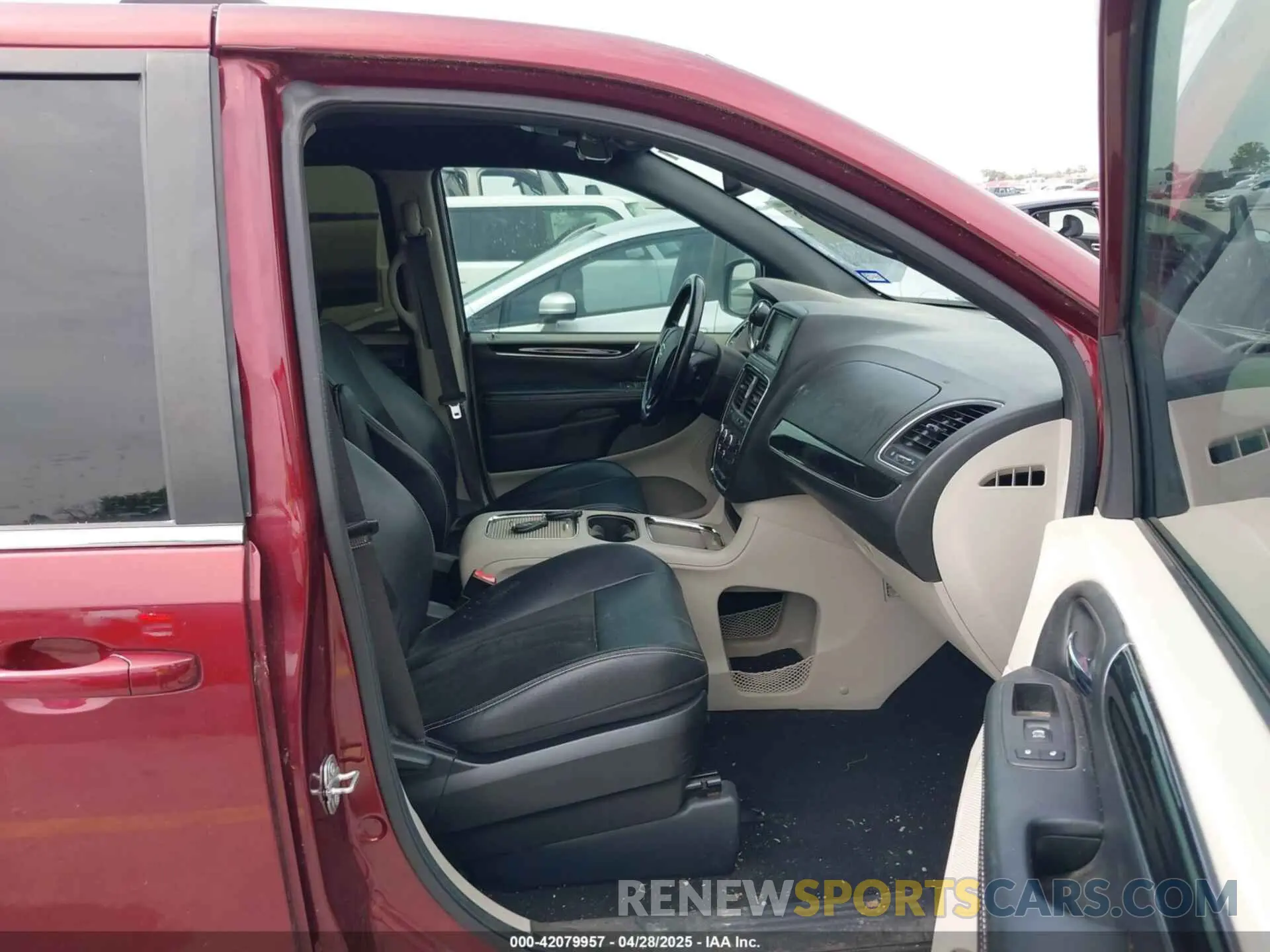 5 Photograph of a damaged car 2C4RDGCG5KR775674 DODGE GRAND CARAVAN 2019