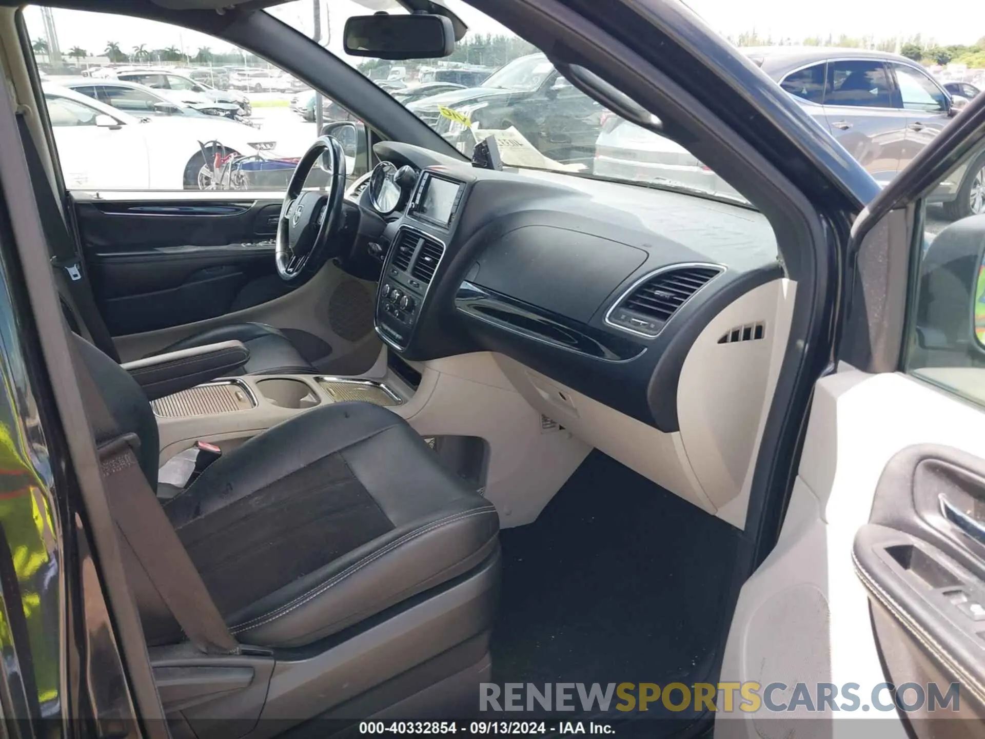 5 Photograph of a damaged car 2C4RDGCG5KR797853 DODGE GRAND CARAVAN 2019