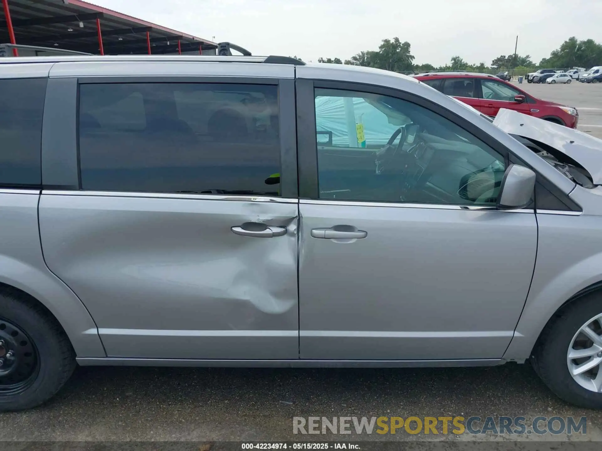 14 Photograph of a damaged car 2C4RDGCG5KR800489 DODGE GRAND CARAVAN 2019