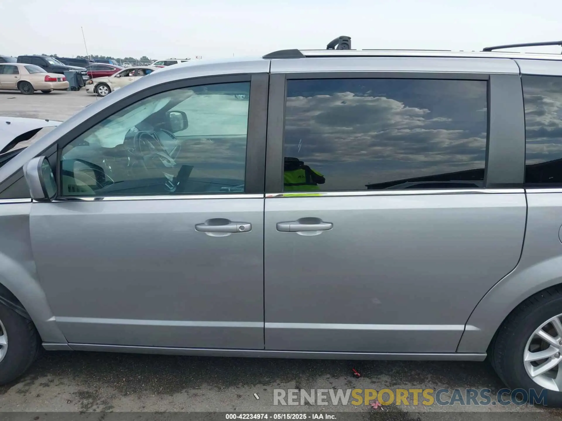 15 Photograph of a damaged car 2C4RDGCG5KR800489 DODGE GRAND CARAVAN 2019