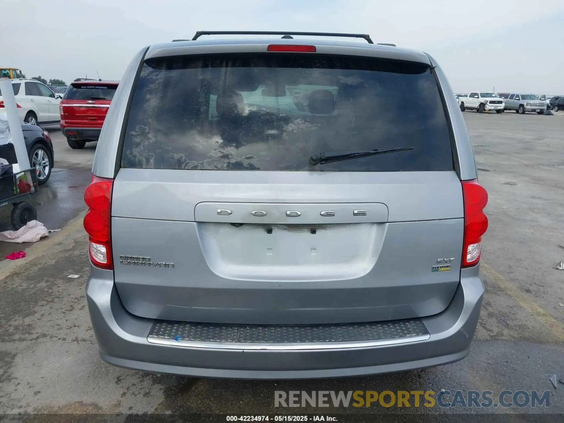 17 Photograph of a damaged car 2C4RDGCG5KR800489 DODGE GRAND CARAVAN 2019