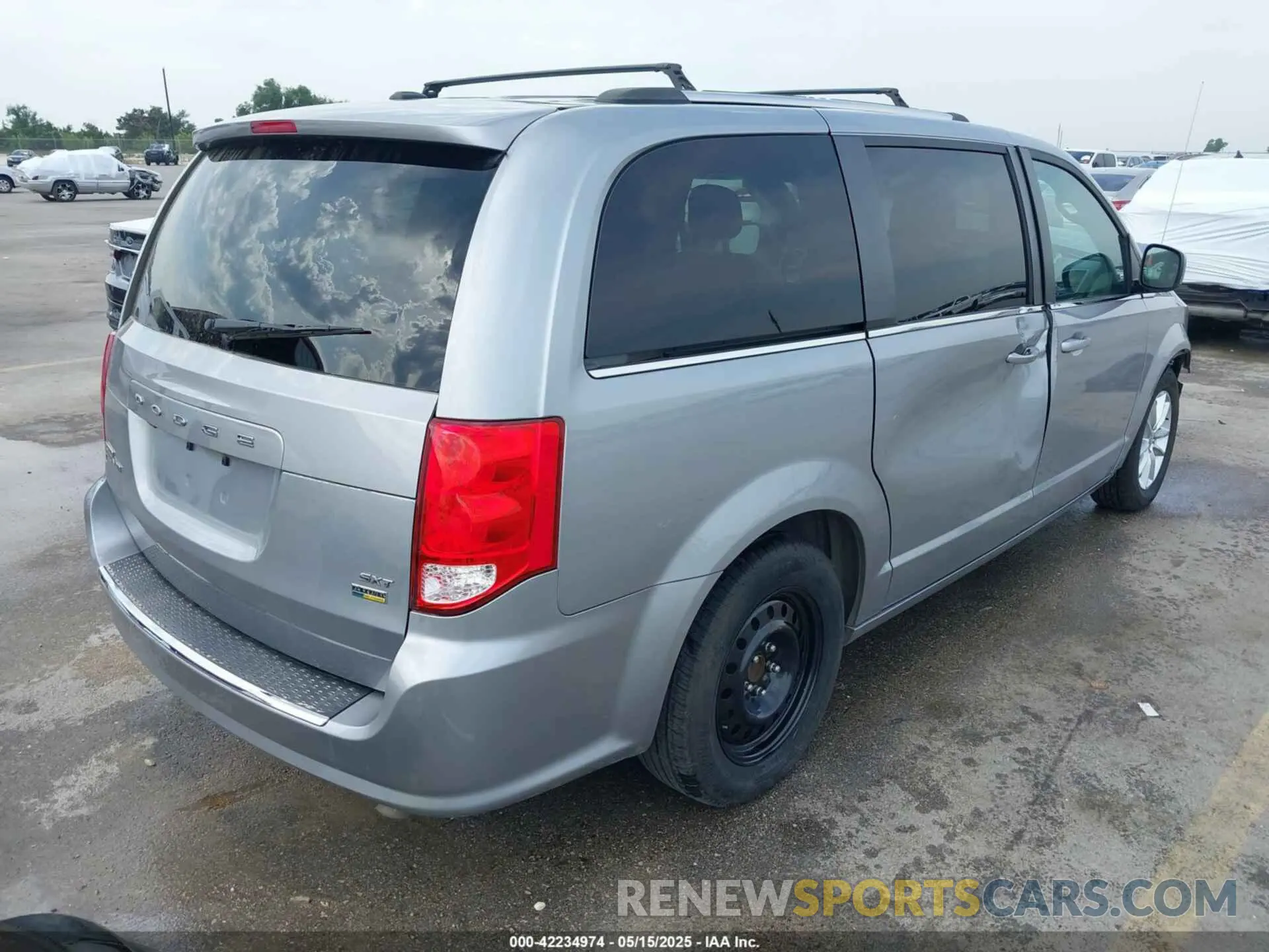 4 Photograph of a damaged car 2C4RDGCG5KR800489 DODGE GRAND CARAVAN 2019