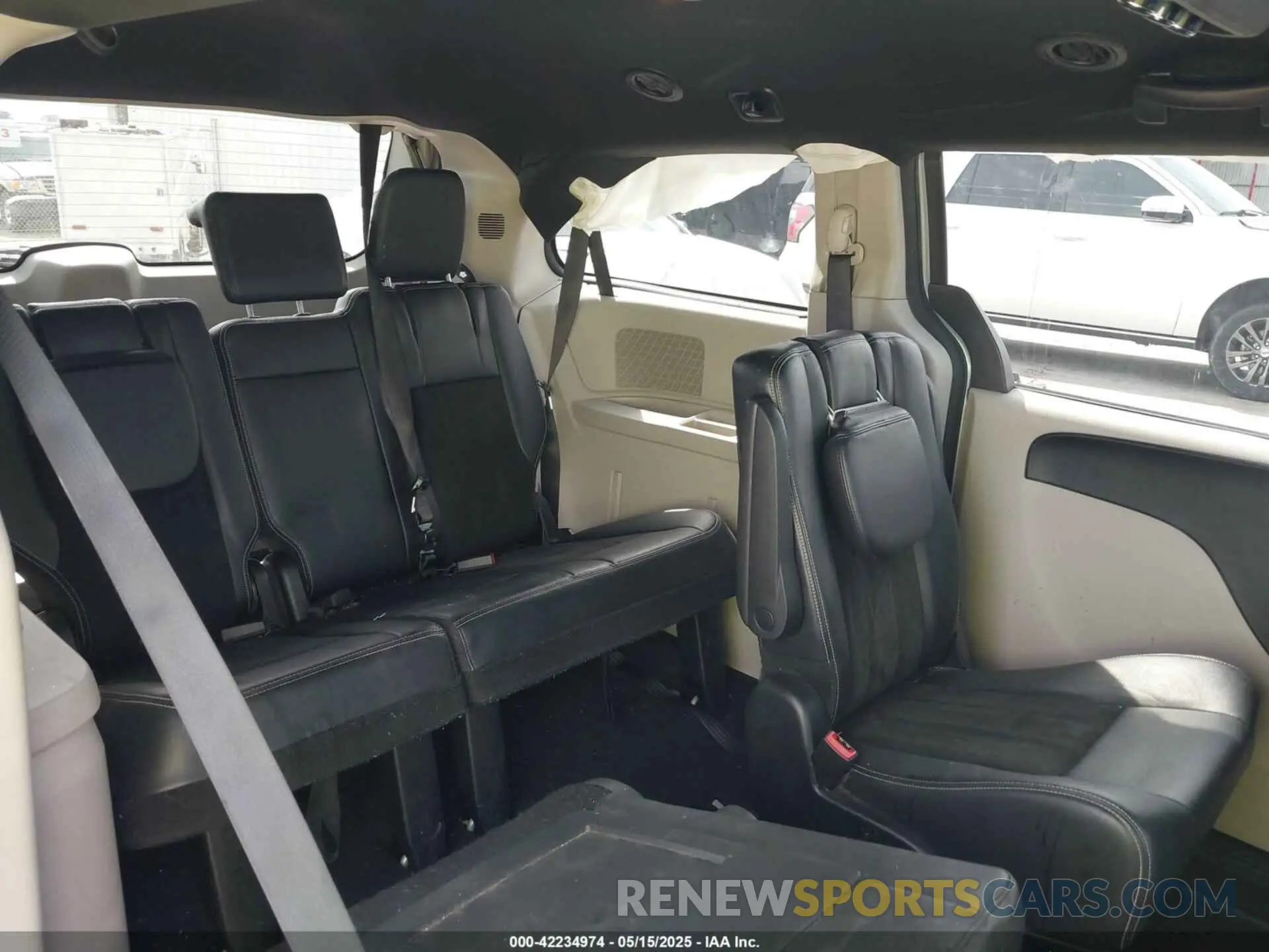 8 Photograph of a damaged car 2C4RDGCG5KR800489 DODGE GRAND CARAVAN 2019