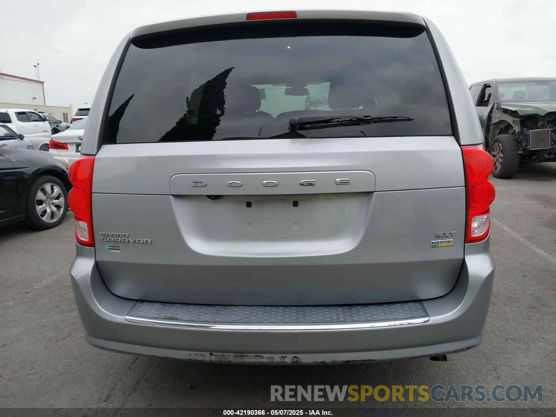 16 Photograph of a damaged car 2C4RDGCG6KR754073 DODGE GRAND CARAVAN 2019