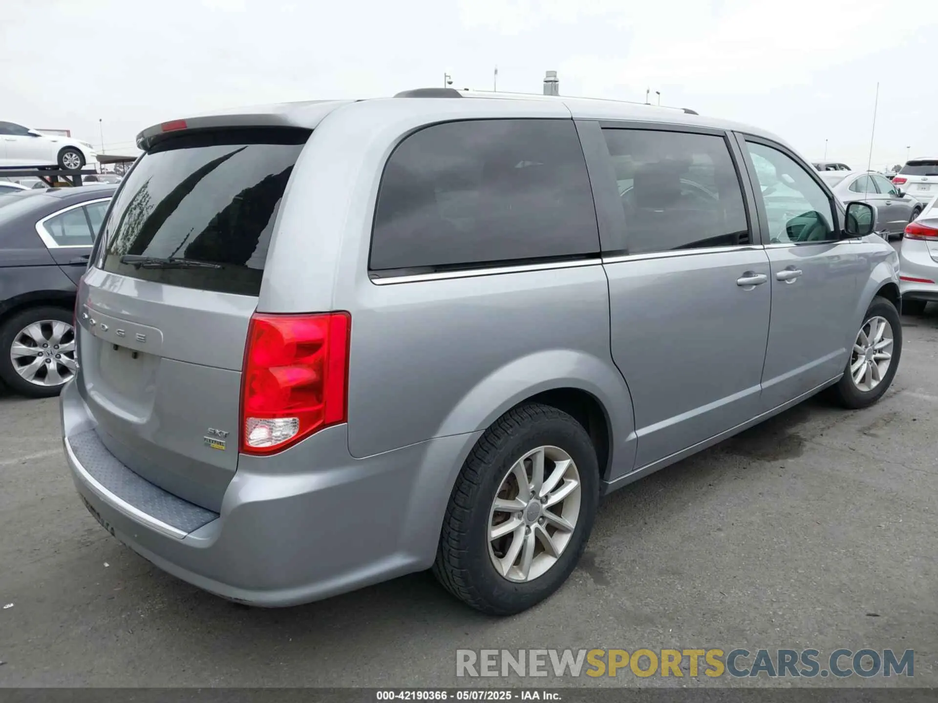 4 Photograph of a damaged car 2C4RDGCG6KR754073 DODGE GRAND CARAVAN 2019
