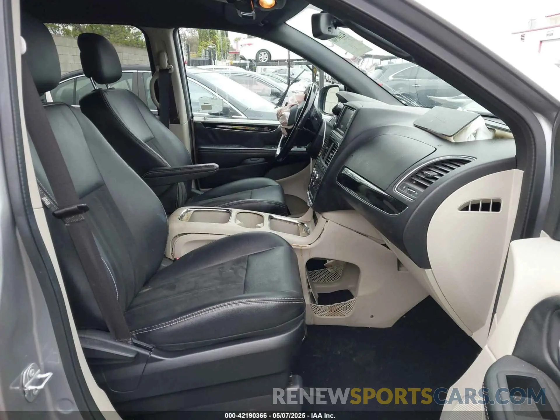5 Photograph of a damaged car 2C4RDGCG6KR754073 DODGE GRAND CARAVAN 2019