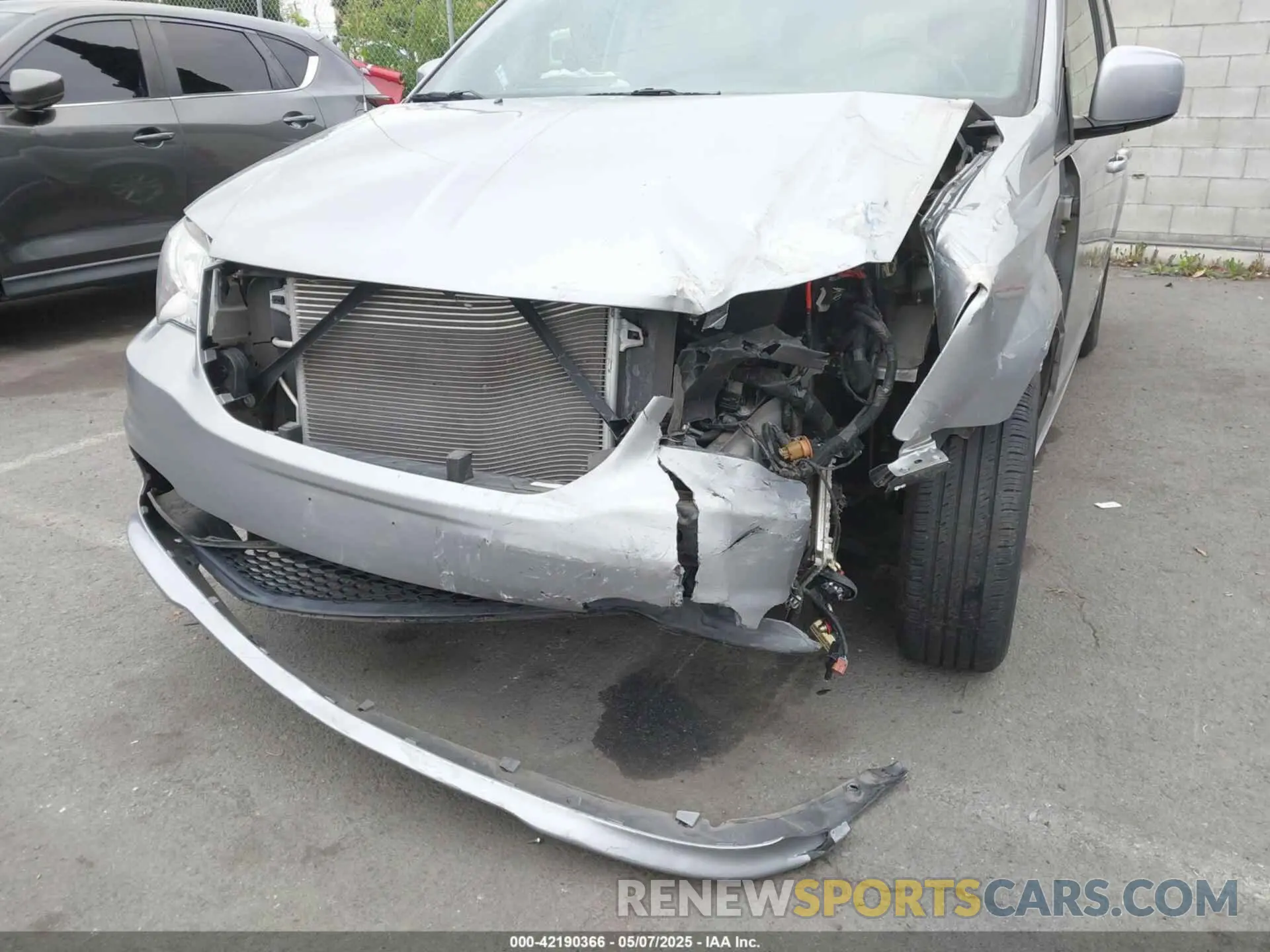6 Photograph of a damaged car 2C4RDGCG6KR754073 DODGE GRAND CARAVAN 2019
