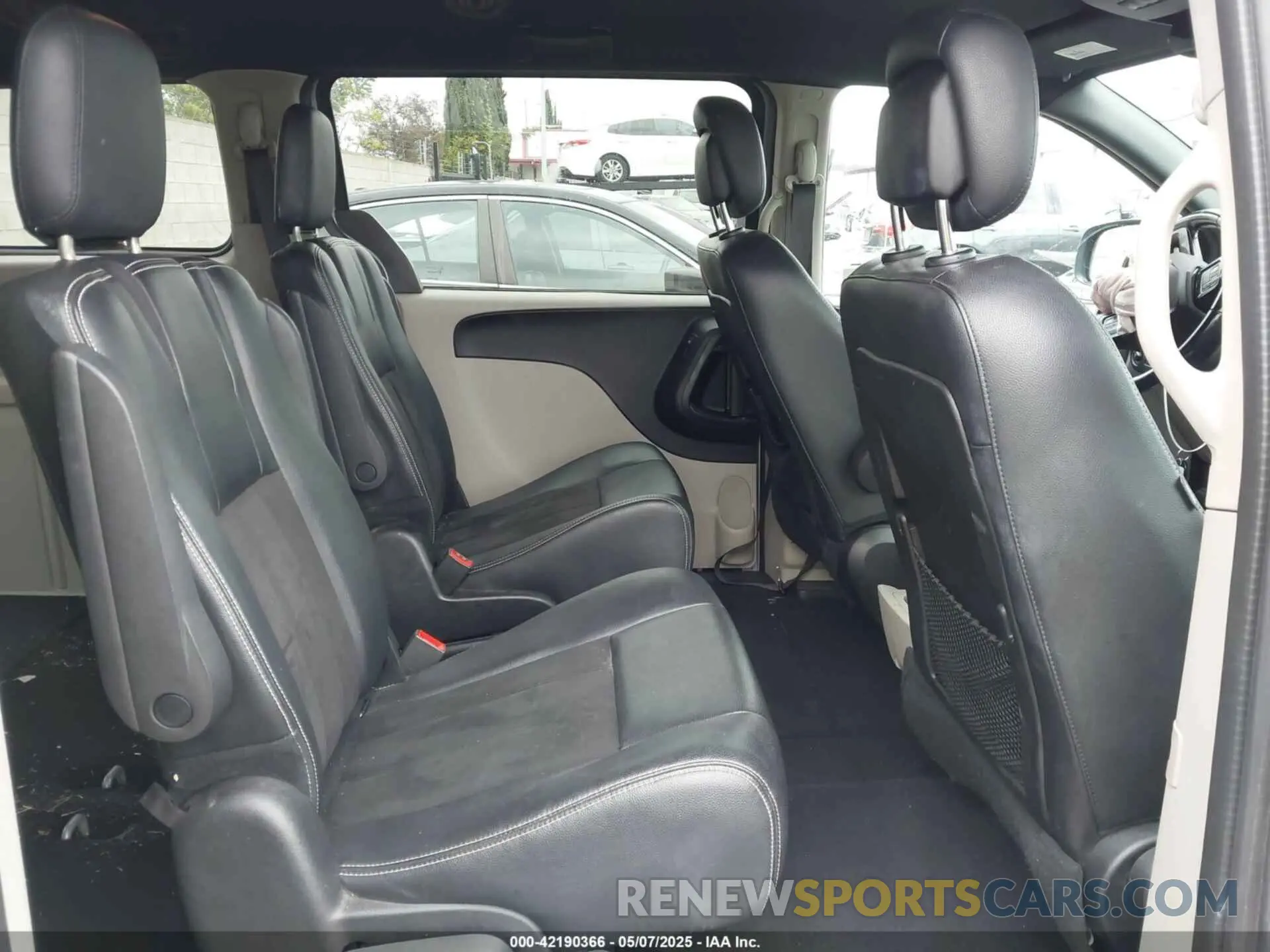 8 Photograph of a damaged car 2C4RDGCG6KR754073 DODGE GRAND CARAVAN 2019
