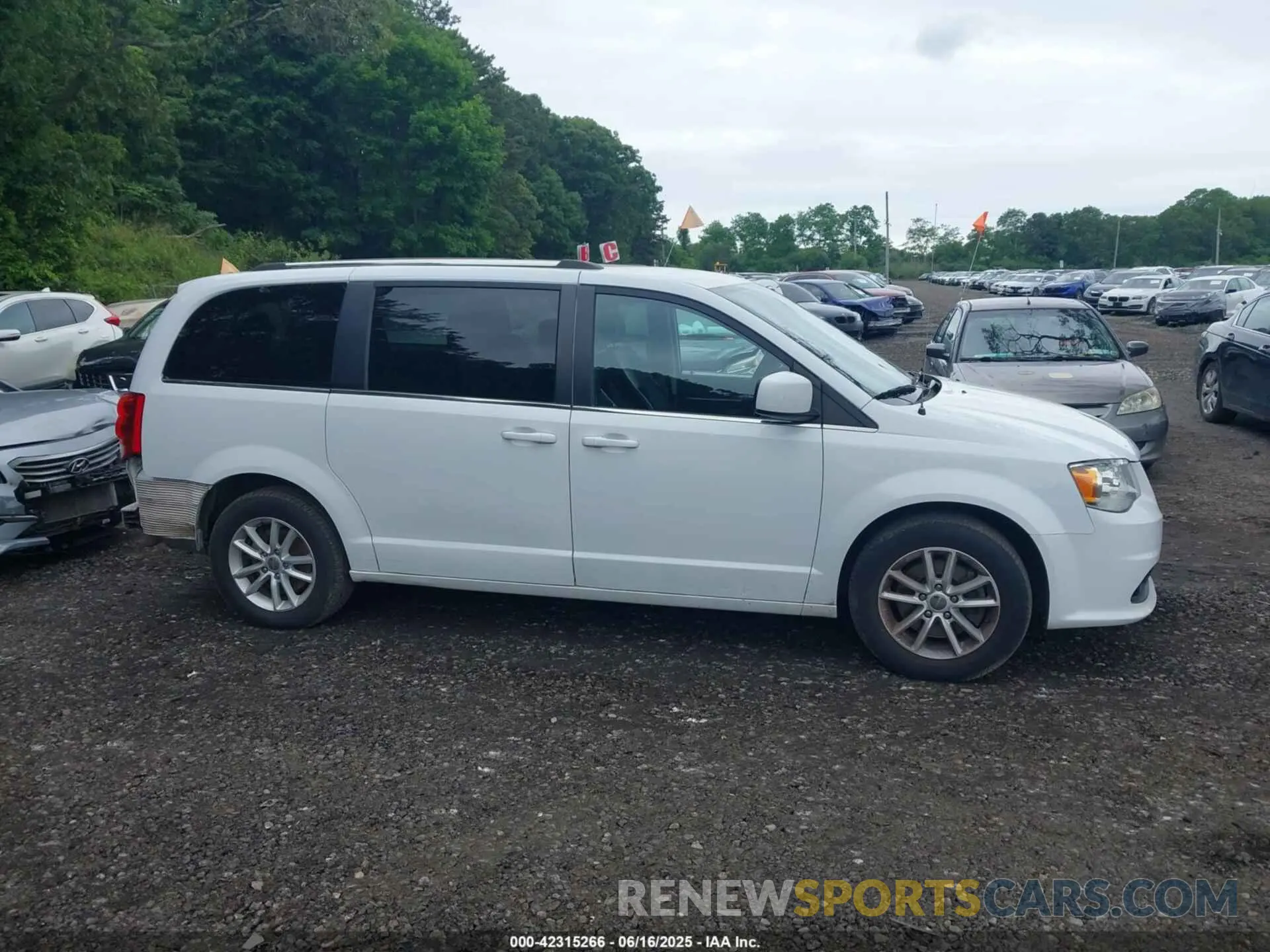 13 Photograph of a damaged car 2C4RDGCG7KR512733 DODGE GRAND CARAVAN 2019