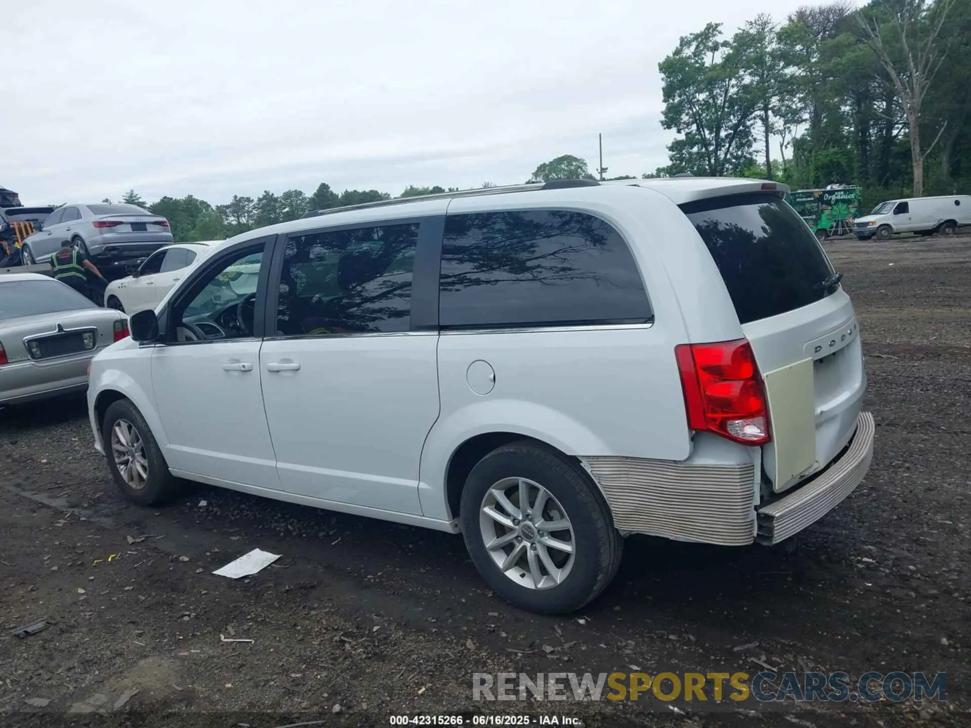 14 Photograph of a damaged car 2C4RDGCG7KR512733 DODGE GRAND CARAVAN 2019