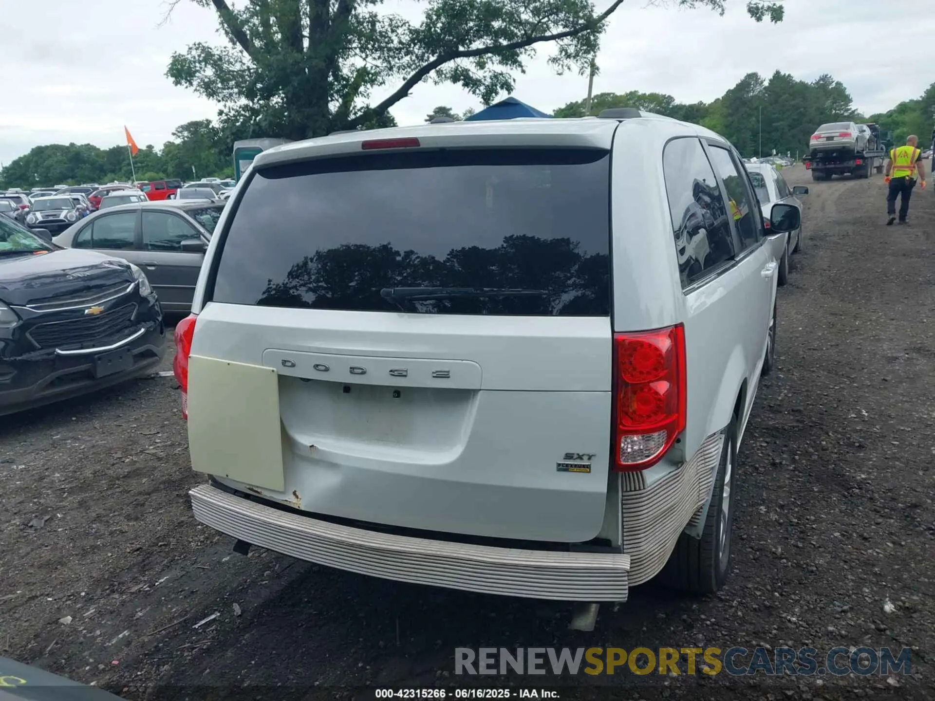 16 Photograph of a damaged car 2C4RDGCG7KR512733 DODGE GRAND CARAVAN 2019