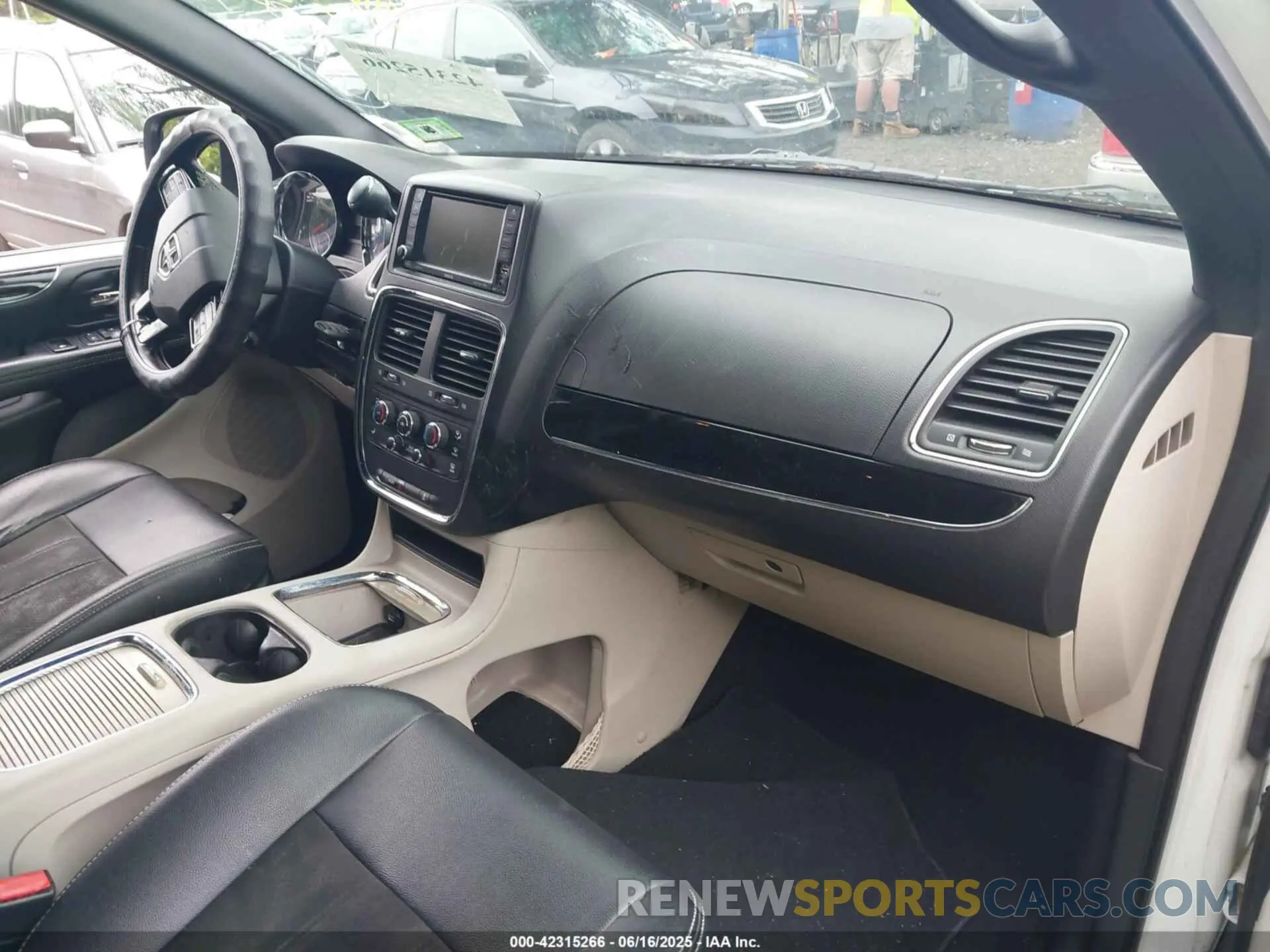 5 Photograph of a damaged car 2C4RDGCG7KR512733 DODGE GRAND CARAVAN 2019