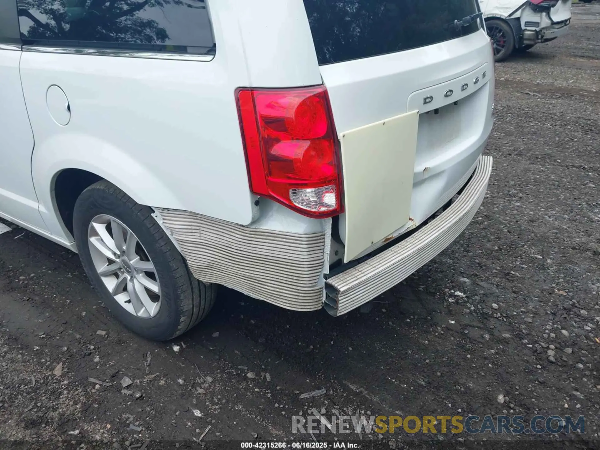 6 Photograph of a damaged car 2C4RDGCG7KR512733 DODGE GRAND CARAVAN 2019