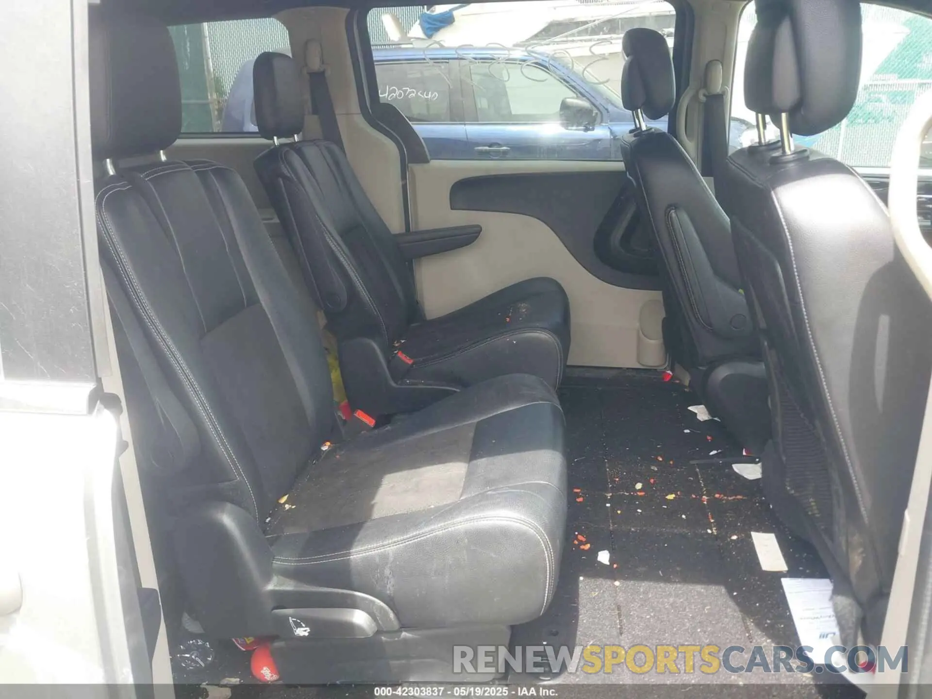 8 Photograph of a damaged car 2C4RDGCG7KR716495 DODGE GRAND CARAVAN 2019