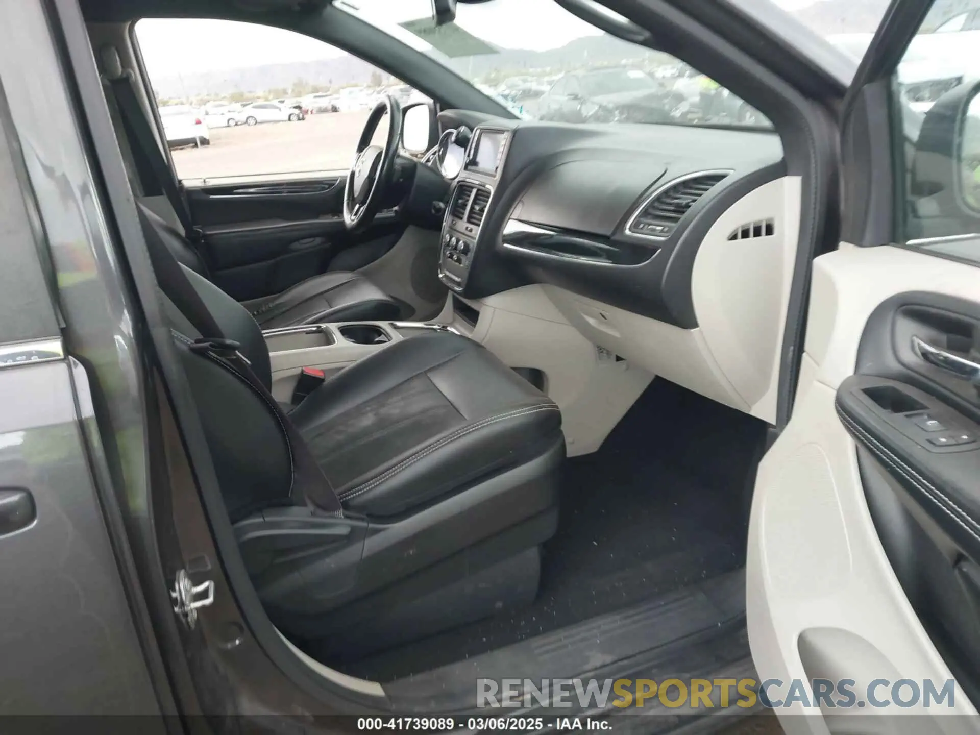 5 Photograph of a damaged car 2C4RDGCG7KR754048 DODGE GRAND CARAVAN 2019