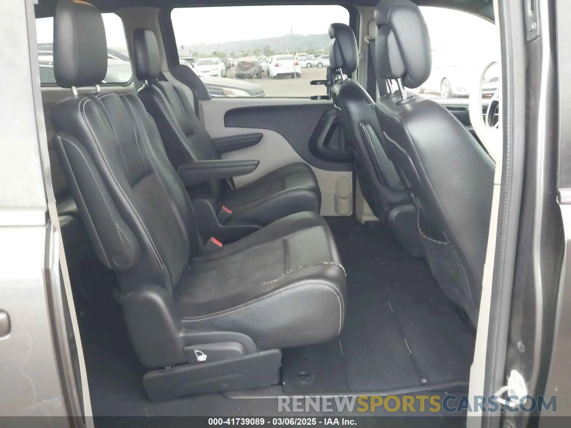 8 Photograph of a damaged car 2C4RDGCG7KR754048 DODGE GRAND CARAVAN 2019
