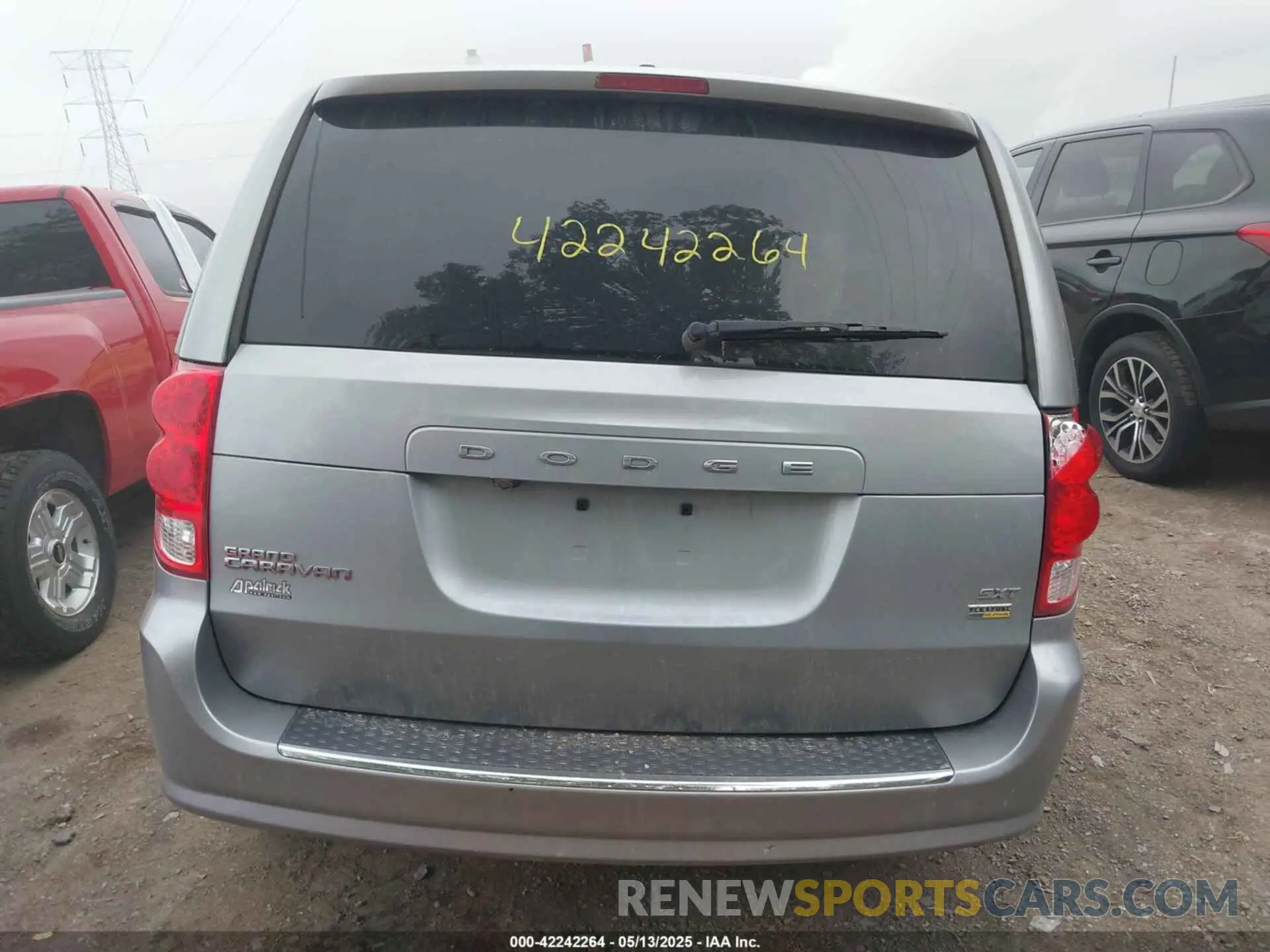 17 Photograph of a damaged car 2C4RDGCG8KR545305 DODGE GRAND CARAVAN 2019