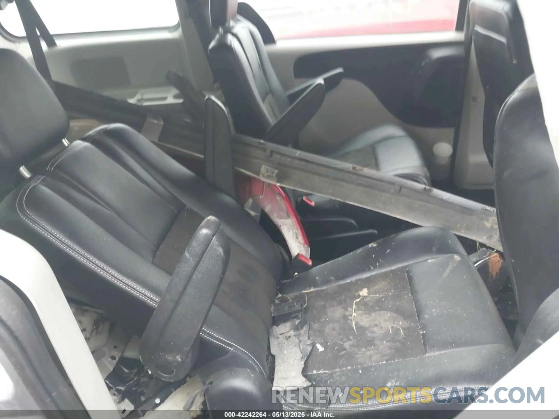 8 Photograph of a damaged car 2C4RDGCG8KR545305 DODGE GRAND CARAVAN 2019